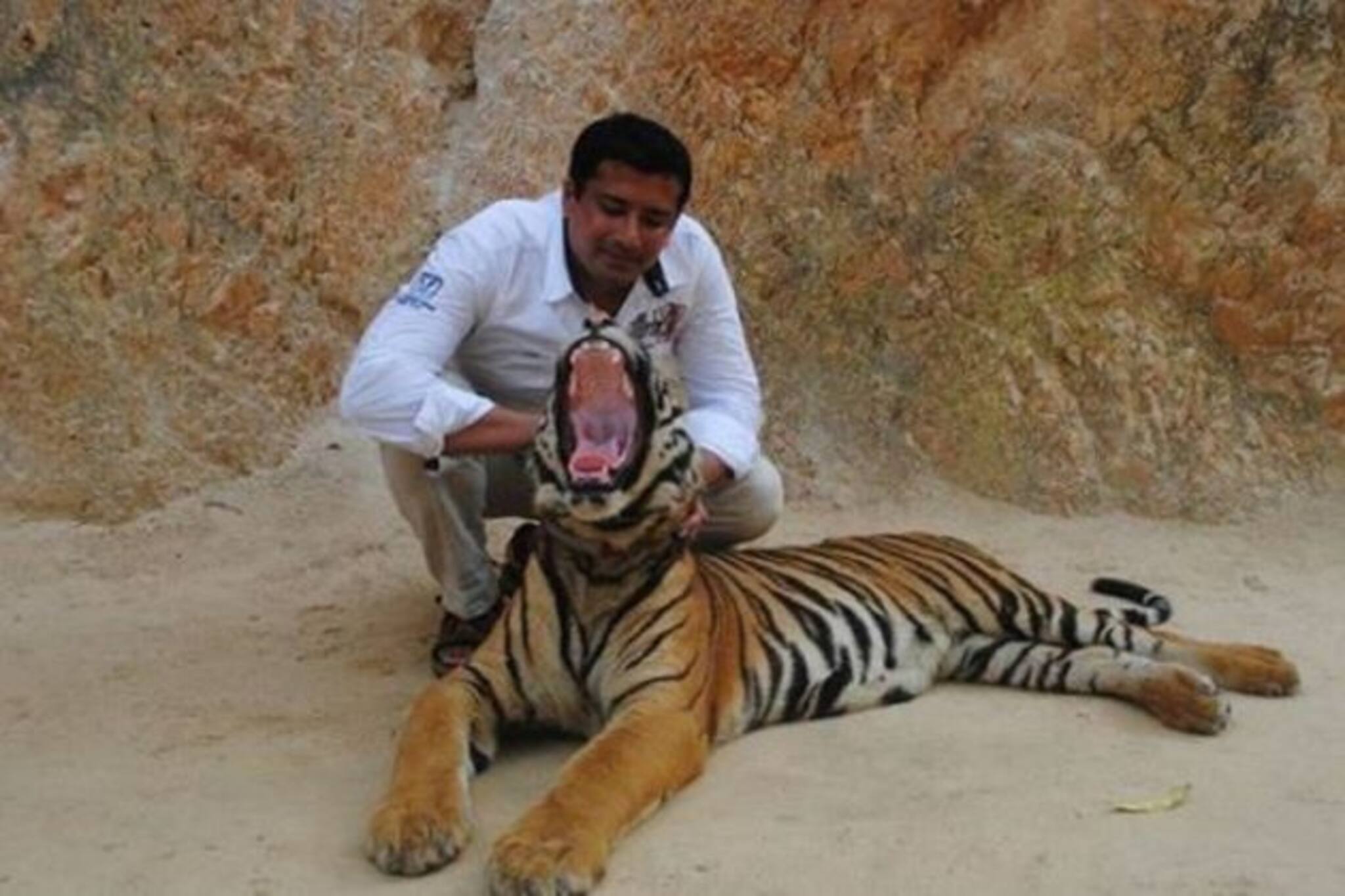 বাংলাদেশি অভিনেত্রীর গলায় মালা দিলেন ঋষি কৌশিক, ছবি ভাইরাল বাংলাদেশি মিডিয়ায়