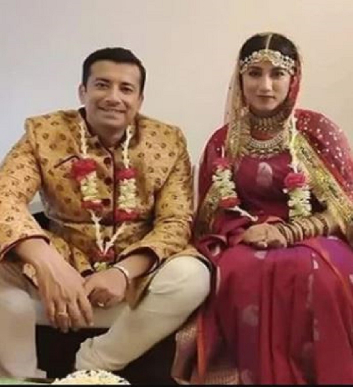 এই অবস্থায় কী হল যে এরকম জনপ্রিয় ও হিট তারকাকে লুকিয়ে বিয়ে সেরে ফেলতে হল বাংলাদেশে গিয়ে৷ Photo- Instagram এই অবস্থায় কী হল যে এরকম জনপ্রিয় ও হিট তারকাকে লুকিয়ে বিয়ে সেরে ফেলতে হল বাংলাদেশে গিয়ে৷ Photo- Instagram