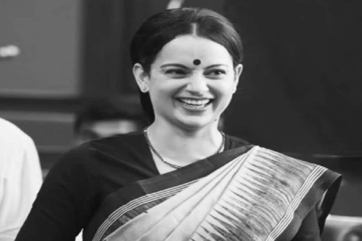 এই ছবিতে কঙ্গনাকে হুবহু তামিলনাড়ুর প্রাক্তন মুখ্যমন্ত্রী জয়ললিতার মত দেখতে লাগছে ৷ পাশাপাশি দাঁড়ালে যেন অবিকল তাঁরই মত লাগবে বলেই অনেকের মত৷ (photo credit: twitter/@KanganaTeam). এই ছবিতে কঙ্গনাকে হুবহু তামিলনাড়ুর প্রাক্তন মুখ্যমন্ত্রী জয়ললিতার মত দেখতে লাগছে ৷ পাশাপাশি দাঁড়ালে যেন অবিকল তাঁরই মত লাগবে বলেই অনেকের মত৷ (photo credit: twitter/@KanganaTeam).