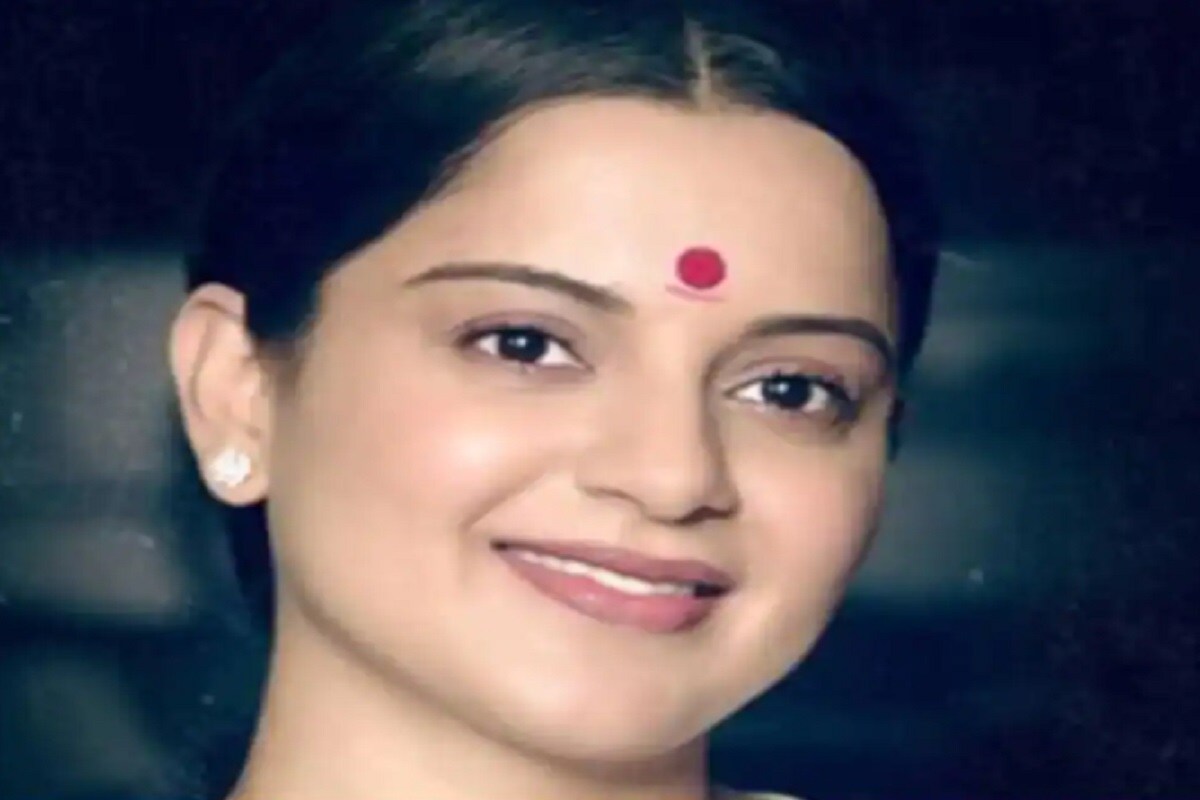 অভিনেত্রীর মেকআফ, হেয়ার স্টাইলিং একই রকমের দেখতে লাগছে ৷ ভুল করেও কখনই মনে হয়না যে তিনি জয়ললিতা নন ৷ (photo credit: twitter/@KanganaTeam). অভিনেত্রীর মেকআফ, হেয়ার স্টাইলিং একই রকমের দেখতে লাগছে ৷ ভুল করেও কখনই মনে হয়না যে তিনি জয়ললিতা নন ৷ (photo credit: twitter/@KanganaTeam).