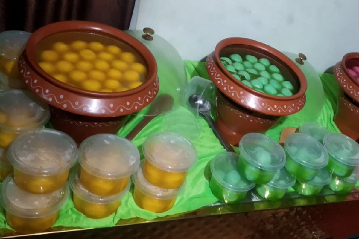 কমল আগরওয়ালের দাবি প্রধানমন্ত্রী নরেন্দ্র মোদি মাঝে মধ্যেই খাবারের মধ্যে নতুন নতুন পদ খুঁজতে থাকেন ৷ তিনি সব্জি, মশলা, স্ট্রবেরি, গিলোয়, হলুদ মিশিয়ে ইমিউনো রসগোল্লা প্রস্তুত করা হয়েছে যা রাঁচিবাসীদের কাছে এক উপহার হিসাবে প্রতিষ্ঠিত হয়েছে ৷ কমল আগরওয়ালের দাবি প্রধানমন্ত্রী নরেন্দ্র মোদি মাঝে মধ্যেই খাবারের মধ্যে নতুন নতুন পদ খুঁজতে থাকেন ৷ তিনি সব্জি, মশলা, স্ট্রবেরি, গিলোয়, হলুদ মিশিয়ে ইমিউনো রসগোল্লা প্রস্তুত করা হয়েছে যা রাঁচিবাসীদের কাছে এক উপহার হিসাবে প্রতিষ্ঠিত হয়েছে ৷