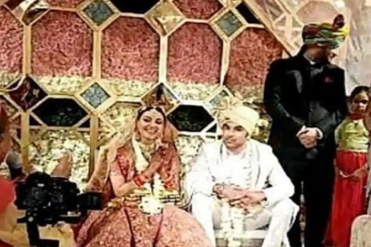 প্রকাশ্যে যে ছবি এসেছে তাতে কাজল আগরওয়ালকে লাল রঙের ল্যাহেঙ্গায় দেখতে পাওয়া গিয়েছে ৷ লাল-সোনালি রঙের স্পর্শে যে মাত করেছেন কাজল ৷ (photo credit: instagram/@kajal.fc). প্রকাশ্যে যে ছবি এসেছে তাতে কাজল আগরওয়ালকে লাল রঙের ল্যাহেঙ্গায় দেখতে পাওয়া গিয়েছে ৷ লাল-সোনালি রঙের স্পর্শে যে মাত করেছেন কাজল ৷ (photo credit: instagram/@kajal.fc).