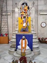 দক্ষিণেশ্বর থেকে ঢিল ছোড়া দূরত্বে মায়ের আরেক রূপ ৷ আদ্যাশক্তি, আদ্যা মা ৷ আর তারই মন্দির আদ্যাপীঠ ৷ এই মন্দিরের পিছনেও রয়েছে ইতিহাস৷ ইতিহাসের পাতা থেকে জানা যায়, হাসপাতাল গড়ে তোলার ইচ্ছা ছিল অন্নদা ঠাকুরের। কিন্তু এক দিন স্বপ্নে রামকৃষ্ণদেব বলেন, ইডেন জলাশয় থেকে মাতৃমূর্তি তুলে এনে মন্দির প্রতিষ্ঠা করতে। তার পরই স্বপ্নাদেশ মেনে ইডেন জলাশয়ে একটি মাত্র ডুব দিয়েই হাতে মূর্তি । সেই মূর্তি তুলে এনে প্রতিষ্ঠা হয় আদ্যাপীঠ মন্দির। ৩ চুড়োওয়ালা ৩ ধাপের মন্দির ৷ তবে মূল মন্দিরে সাধারণের প্রবেশ নিষেধ। দূর থেকে মায়ের আরাধনায় মত্ত হন ভক্তরা ৷ দক্ষিণেশ্বর থেকে ঢিল ছোড়া দূরত্বে মায়ের আরেক রূপ ৷ আদ্যাশক্তি, আদ্যা মা ৷ আর তারই মন্দির আদ্যাপীঠ ৷ এই মন্দিরের পিছনেও রয়েছে ইতিহাস৷ ইতিহাসের পাতা থেকে জানা যায়, হাসপাতাল গড়ে তোলার ইচ্ছা ছিল অন্নদা ঠাকুরের। কিন্তু এক দিন স্বপ্নে রামকৃষ্ণদেব বলেন, ইডেন জলাশয় থেকে মাতৃমূর্তি তুলে এনে মন্দির প্রতিষ্ঠা করতে। তার পরই স্বপ্নাদেশ মেনে ইডেন জলাশয়ে একটি মাত্র ডুব দিয়েই হাতে মূর্তি । সেই মূর্তি তুলে এনে প্রতিষ্ঠা হয় আদ্যাপীঠ মন্দির। ৩ চুড়োওয়ালা ৩ ধাপের মন্দির ৷ তবে মূল মন্দিরে সাধারণের প্রবেশ নিষেধ। দূর থেকে মায়ের আরাধনায় মত্ত হন ভক্তরা ৷