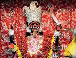 কলকাতার আরও এক জনপ্রিয় কালী মন্দির হলো ঠনঠনিয়া কালীবাড়ি ৷ এই মন্দিরে নেপথ্যেও রয়েছে ইতিহাস ৷ এই মন্দির নিজেই যেন একটি যুগকে বয়ে নিয়ে চলেছে ৷ ইতিহাসের পাতা থেকে জানা যায়, ডাকাতরা এই কালীমুর্তি প্রতিষ্ঠা করেছিল। তারপর আর এই দেবীকে নড়ানো যায়নি সেই স্থান থেকে। তারপর আর কী করা যায়? অবশেষে জঙ্গল ভরা অঞ্চলেই তৈরি হয় এই মন্দির। জনশ্রুতি থেকে জানা যায়, এই মন্দিরের ঘণ্টা বাজিয়েই একসময় ডাকাতরা তাদের হামলার সতর্কবার্তা ছড়িয়ে দিত দূর দূরান্তে। ঘণ্টার ঠনঠন শব্দ থেকে মন্দিরের নাম ঠনঠনিয়া। কলকাতার আরও এক জনপ্রিয় কালী মন্দির হলো ঠনঠনিয়া কালীবাড়ি ৷ এই মন্দিরে নেপথ্যেও রয়েছে ইতিহাস ৷ এই মন্দির নিজেই যেন একটি যুগকে বয়ে নিয়ে চলেছে ৷ ইতিহাসের পাতা থেকে জানা যায়, ডাকাতরা এই কালীমুর্তি প্রতিষ্ঠা করেছিল। তারপর আর এই দেবীকে নড়ানো যায়নি সেই স্থান থেকে। তারপর আর কী করা যায়? অবশেষে জঙ্গল ভরা অঞ্চলেই তৈরি হয় এই মন্দির। জনশ্রুতি থেকে জানা যায়, এই মন্দিরের ঘণ্টা বাজিয়েই একসময় ডাকাতরা তাদের হামলার সতর্কবার্তা ছড়িয়ে দিত দূর দূরান্তে। ঘণ্টার ঠনঠন শব্দ থেকে মন্দিরের নাম ঠনঠনিয়া।