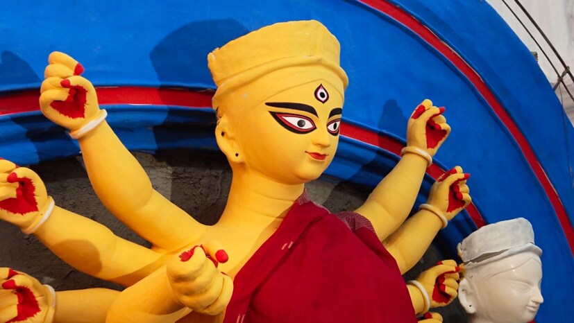 *তৃতীয়াতে ঠাকুর দালানের সিংহাসনে বসানো হবে প্রতিমা। তার আগেই এসে যাবেন ঢাকিরা। তবে অনেক আগেই তাদের আসতে বলা হয়েছে। কারণ  করোনা পরিস্থিতিতে যারাই বাইরে থেকে আসবেন তাদের প্রত্যেককে আইসোলেশনে আগে থাকতে হবে। সব মিলিয়ে পুজো শুরু শোভাবাজার রাজবাড়িতে।