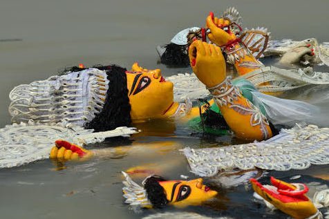 দশমী পুজো হয়ে যাওয়ার পর মা দুর্গার ঘটের কাছ থেকে একটি পদ্মফুল নিয়ে এসে হলুদ কাপড়ে মুড়ে বাড়ির দক্ষিণ-পুর্ব কোণে ঝুলিয়ে দিন। দশমী পুজো হয়ে যাওয়ার পর মা দুর্গার ঘটের কাছ থেকে একটি পদ্মফুল নিয়ে এসে হলুদ কাপড়ে মুড়ে বাড়ির দক্ষিণ-পুর্ব কোণে ঝুলিয়ে দিন।