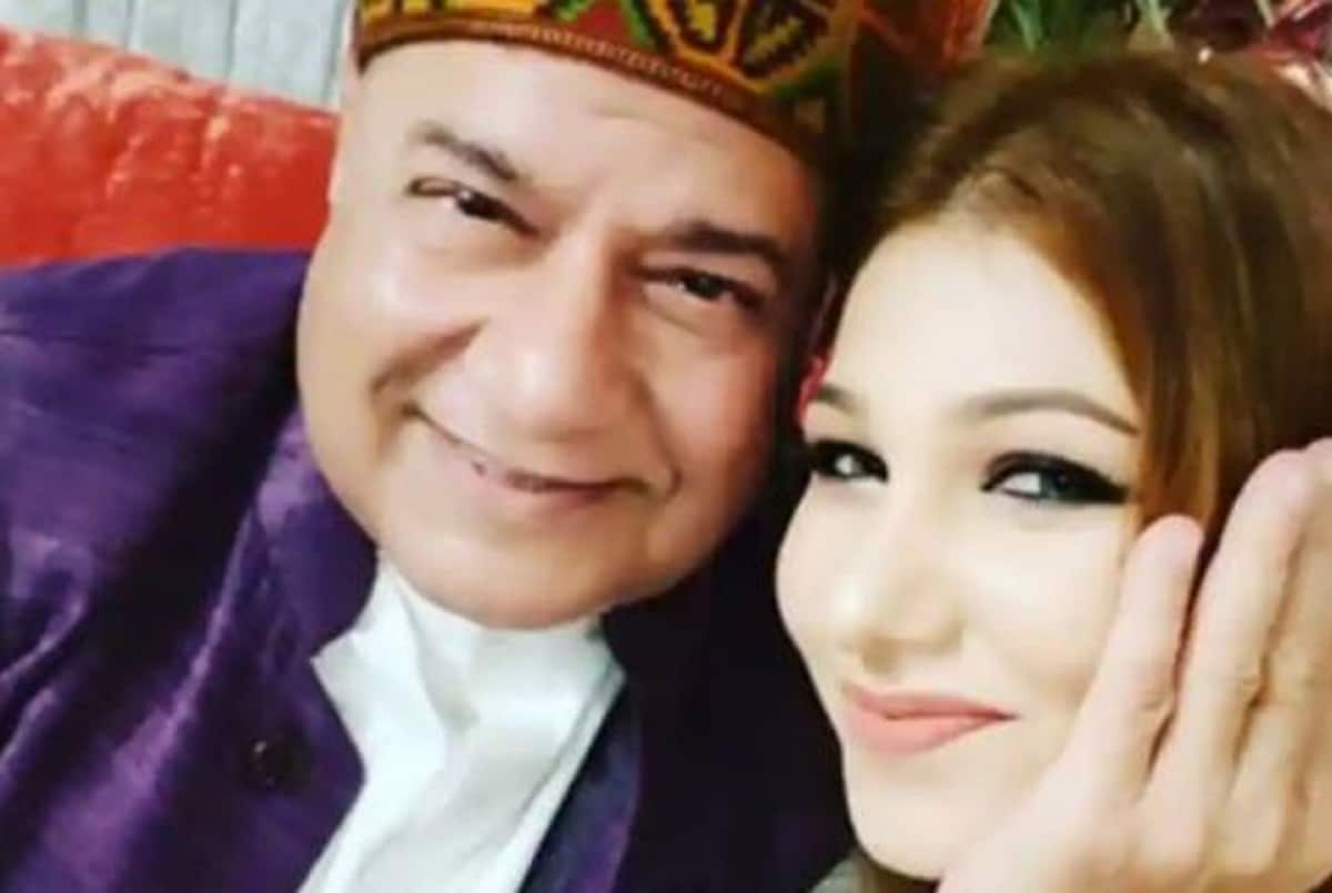 •এরপর জানা যায় আসল খবর৷ এটি সত্যিই জসলিন ও অনুপ জলোটার ছবি ইয়ে মেরি স্টুডেন্ট হ্যায়র সেট থেকে নেওয়া৷ বিগ বসের ঘর থেকে তাঁদের সম্পর্ক নিয়ে শুরু হয় চর্চা৷ তবে পরে অবশ্য তাঁরা জানিয়ে দেন যে গুরু-শিষ্যার সম্পর্ক রয়েছে তাঁদের মধ্যে৷ তবে ততদিনে তাঁদের নিয়ে রটে গিয়েছিল নানা রকমের খবর৷ •এরপর জানা যায় আসল খবর৷ এটি সত্যিই জসলিন ও অনুপ জলোটার ছবি ইয়ে মেরি স্টুডেন্ট হ্যায়র সেট থেকে নেওয়া৷ বিগ বসের ঘর থেকে তাঁদের সম্পর্ক নিয়ে শুরু হয় চর্চা৷ তবে পরে অবশ্য তাঁরা জানিয়ে দেন যে গুরু-শিষ্যার সম্পর্ক রয়েছে তাঁদের মধ্যে৷ তবে ততদিনে তাঁদের নিয়ে রটে গিয়েছিল নানা রকমের খবর৷