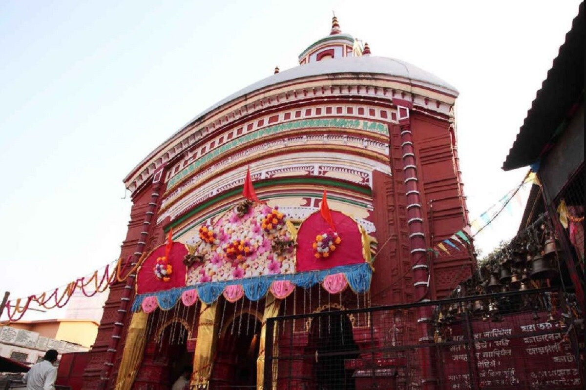 বহুদিন ধরেই কোজাগরী লক্ষ্মী পুজোর আগে শুক্লা চুতর্দশী তিথিতে মায়ের আবির্ভাব তিথি পালিত হয়ে আসছে তারাপীঠে ৷ এই বিশেষ দিনে মা তারাকে পুজো দিয়ে পূণ্য অর্জন করতে রাজ্যের বিভিন্ন প্রান্ত ও ভিনরাজ্য থেকে ভিড় জমান ভক্তরা। বহুদিন ধরেই কোজাগরী লক্ষ্মী পুজোর আগে শুক্লা চুতর্দশী তিথিতে মায়ের আবির্ভাব তিথি পালিত হয়ে আসছে তারাপীঠে ৷ এই বিশেষ দিনে মা তারাকে পুজো দিয়ে পূণ্য অর্জন করতে রাজ্যের বিভিন্ন প্রান্ত ও ভিনরাজ্য থেকে ভিড় জমান ভক্তরা।