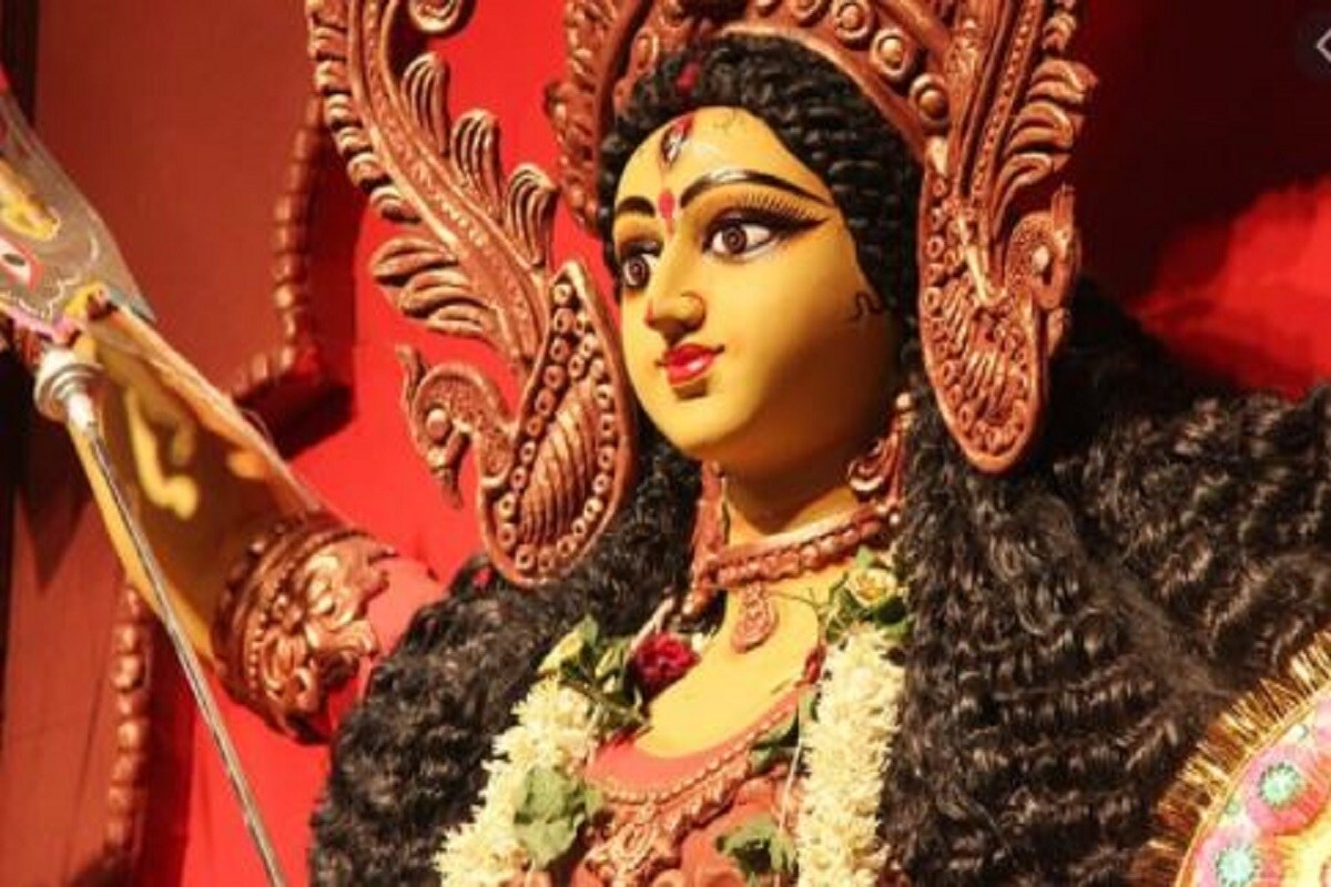 এর আগে ২০১৮ সালেও পুজো কমিটিগুলিকে অনুদান দেওয়া নিয়ে মামলা হয়। কলকাতা হাইকোর্ট হয়ে জল গড়ায় সুপ্রিম কোর্টে। সেখানে এখনও মামলা ঝুলে রয়েছে। দু’বছর পরে আবার সেই অনুদান নিয়ে মামলা। এ প্রসঙ্গে হাইকোর্ট এই দিন বলে, ‘এবারের মামলায় এমন নির্দেশ দেওয়া হবে যাতে বারবার অনুদান নিয়ে আদালতে টানাহ্যাঁচড়া না হয় ৷’ পুজোর ছুটির পরে পরবর্তী শুনানি। এর আগে ২০১৮ সালেও পুজো কমিটিগুলিকে অনুদান দেওয়া নিয়ে মামলা হয়। কলকাতা হাইকোর্ট হয়ে জল গড়ায় সুপ্রিম কোর্টে। সেখানে এখনও মামলা ঝুলে রয়েছে। দু’বছর পরে আবার সেই অনুদান নিয়ে মামলা। এ প্রসঙ্গে হাইকোর্ট এই দিন বলে, ‘এবারের মামলায় এমন নির্দেশ দেওয়া হবে যাতে বারবার অনুদান নিয়ে আদালতে টানাহ্যাঁচড়া না হয় ৷’ পুজোর ছুটির পরে পরবর্তী শুনানি।