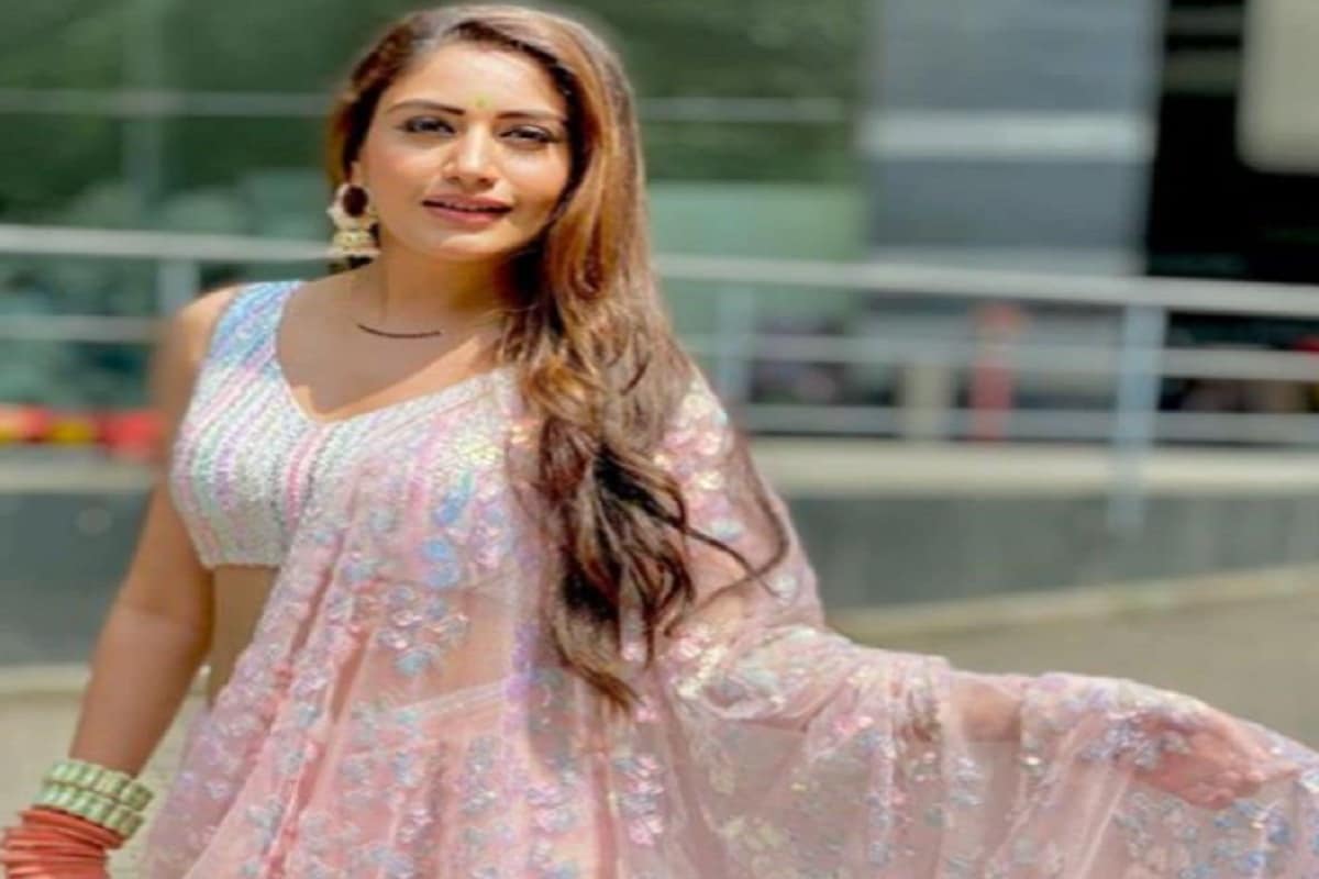 নাগিনে সুরভিকে দর্শকেরা অত্যন্ত পছন্দ করেছেন ৷ টেলিভিশনে সাধাসিধে একটি মেয়ের ভূমিকায় অভিনয় করে সবাইকে তাক লাগিয়ে দিয়েছেন ৷ পর্দার বাইরে অর্থাৎ বাস্তবিক জীবনেও তিনি অত্যন্ত বোল্ড ৷ (Photo Credit- @officialsurbhic/Instagram). নাগিনে সুরভিকে দর্শকেরা অত্যন্ত পছন্দ করেছেন ৷ টেলিভিশনে সাধাসিধে একটি মেয়ের ভূমিকায় অভিনয় করে সবাইকে তাক লাগিয়ে দিয়েছেন ৷ পর্দার বাইরে অর্থাৎ বাস্তবিক জীবনেও তিনি অত্যন্ত বোল্ড ৷ (Photo Credit- @officialsurbhic/Instagram).