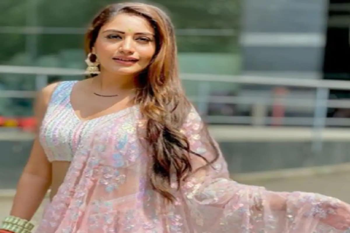 এই লুকেই সুরভি চন্দনা বড় কানের দুল, হাত ভর্তি চুড়ি ও মঙ্গলসূত্র পড়ে ঝড় তুলেছেন ৷ (Photo Credit- @officialsurbhic/Instagram). এই লুকেই সুরভি চন্দনা বড় কানের দুল, হাত ভর্তি চুড়ি ও মঙ্গলসূত্র পড়ে ঝড় তুলেছেন ৷ (Photo Credit- @officialsurbhic/Instagram).