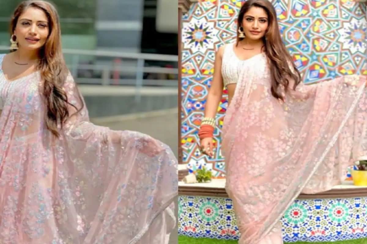 একতা কাপুরের সুপারহিট শো নাগিন ৫ ইতিমধ্যেই খবরের শিরোনামে ৷ এই শোয়ের প্রতিটি সিজিনই সুপারহিট ৷ একতা কাপুরের এই শোতে প্রতিবারই নতুন নাগিন দেখে থাকেন দর্শকদের ৷ টিভির বউ সুরভি চন্দনা ৷ টেলিভিশনের এই বাবলি অভিনেত্রী নাগিন হয়ে সবাইকে গায়েল করছেন ৷ এই শোয়ে অভিনেত্রীর লুক অত্যন্ত পছন্দের ৷ (Photo Credit- @officialsurbhic/Instagram). একতা কাপুরের সুপারহিট শো নাগিন ৫ ইতিমধ্যেই খবরের শিরোনামে ৷ এই শোয়ের প্রতিটি সিজিনই সুপারহিট ৷ একতা কাপুরের এই শোতে প্রতিবারই নতুন নাগিন দেখে থাকেন দর্শকদের ৷ টিভির বউ সুরভি চন্দনা ৷ টেলিভিশনের এই বাবলি অভিনেত্রী নাগিন হয়ে সবাইকে গায়েল করছেন ৷ এই শোয়ে অভিনেত্রীর লুক অত্যন্ত পছন্দের ৷ (Photo Credit- @officialsurbhic/Instagram).