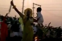 পুরোহিতের পায়ের তলায় জ্বলন্ত কয়লা, কোলে ছোট বাচ্চা! ভিডিও ভাইরাল হতেই শোরগোল পুরোহিতের পায়ের তলায় জ্বলন্ত কয়লা, কোলে ছোট বাচ্চা! ভিডিও ভাইরাল হতেই শোরগোল