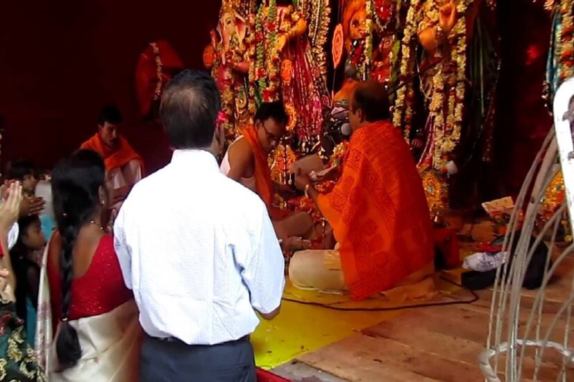 সপ্তমী ও অষ্টমী অঞ্জলি যদি কোনও কারণে দিতে নাও পারেন তাহলে সন্ধিপুজোর অঞ্জলি অতি অবশ্যই দিন৷Photo- Representative