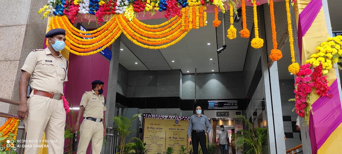 *ফুলবাগান থেকে সেক্টর ফাইভ পর্যন্ত যাত্রা পথ ১.৬ কিমি। এই যাত্রা পথে ভাড়া পড়বে ২০ টাকা। সেক্টর ফাইভ থেকে সল্টলেক স্টেডিয়াম অবধি মেট্রোয় যাত্রী সংখ্যা একেবারে তলানিতে ঠেকেছে। উদ্বোধনের পর থেকেই এই পথে যাত্রী সেভাবে হয়নি। লকডাউন অধ্যায়ের পরে মেট্রো চালু হলে সেটিও লাভজনক হয়নি৷ *ফুলবাগান থেকে সেক্টর ফাইভ পর্যন্ত যাত্রা পথ ১.৬ কিমি। এই যাত্রা পথে ভাড়া পড়বে ২০ টাকা। সেক্টর ফাইভ থেকে সল্টলেক স্টেডিয়াম অবধি মেট্রোয় যাত্রী সংখ্যা একেবারে তলানিতে ঠেকেছে। উদ্বোধনের পর থেকেই এই পথে যাত্রী সেভাবে হয়নি। লকডাউন অধ্যায়ের পরে মেট্রো চালু হলে সেটিও লাভজনক হয়নি৷