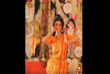 হাতে শাঁখা-পলা, কোমরে বিছা, মাথায় সিঁদুর, মা দুর্গার সামনে জড়োয়ার ঝুমকোর নাচ