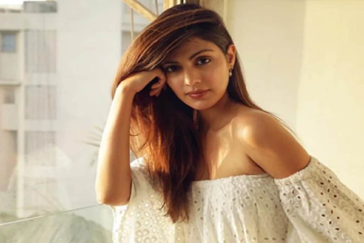 ২৮ দিন পরে রিয়া চক্রবর্তী জেল থেকে ছাড়া পেয়েছেন৷ মা সন্ধ্যা চক্রবর্তী কোনও ভাবেই নিজের চোখের জল চেপে রাখতে পারেননি ৷ টাইমস অফ ইন্ডিয়ার একটি খবরের ভিত্তিতে জানতে পারা গিয়েছে যখন তিনি জানতে পয়েছেন মেয়ে জামিন পেয়েছে তাঁর মুখ থেকে একটাই শব্দ বেরিয়েছে ভগবান আছেন ৷ মেয়ের জামিনের পরে সন্ধ্যা চক্রবর্তী জানিয়েছেন বিগত কয়েক মাস ধরে কেমন মানসিক চাপে আছে তাঁর পরিবার ৷ এক এক সময়ে তাঁর মনে হয়েছে যে তিনি কেন আত্মহত্যা করছেন না ৷ (Photo- Viral Bhayani). ২৮ দিন পরে রিয়া চক্রবর্তী জেল থেকে ছাড়া পেয়েছেন৷ মা সন্ধ্যা চক্রবর্তী কোনও ভাবেই নিজের চোখের জল চেপে রাখতে পারেননি ৷ টাইমস অফ ইন্ডিয়ার একটি খবরের ভিত্তিতে জানতে পারা গিয়েছে যখন তিনি জানতে পয়েছেন মেয়ে জামিন পেয়েছে তাঁর মুখ থেকে একটাই শব্দ বেরিয়েছে ভগবান আছেন ৷ মেয়ের জামিনের পরে সন্ধ্যা চক্রবর্তী জানিয়েছেন বিগত কয়েক মাস ধরে কেমন মানসিক চাপে আছে তাঁর পরিবার ৷ এক এক সময়ে তাঁর মনে হয়েছে যে তিনি কেন আত্মহত্যা করছেন না ৷ (Photo- Viral Bhayani).