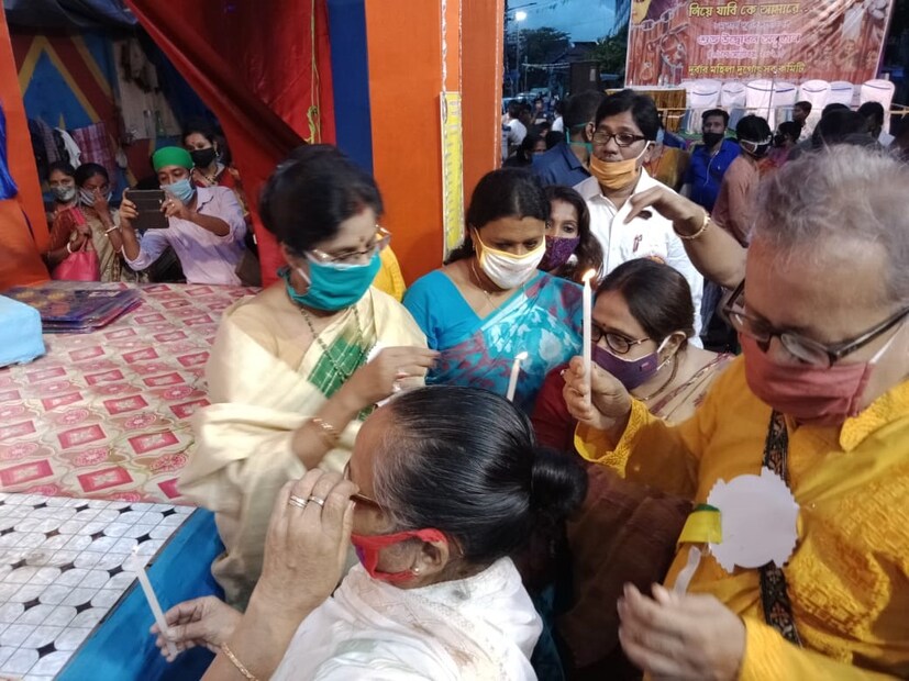 ২০১৯ থেকেই থিম মেনেই পুজো মন্ডপ তৈরি হচ্ছে সোনাগাছিতে ৷ এবারে পুজো বহরে ছোট হলেও থিমের কথা ভোলেননি দুর্বারের সদস্যরা ৷ এবারের পুজোর থিমে করোনা লকডাউন ৷