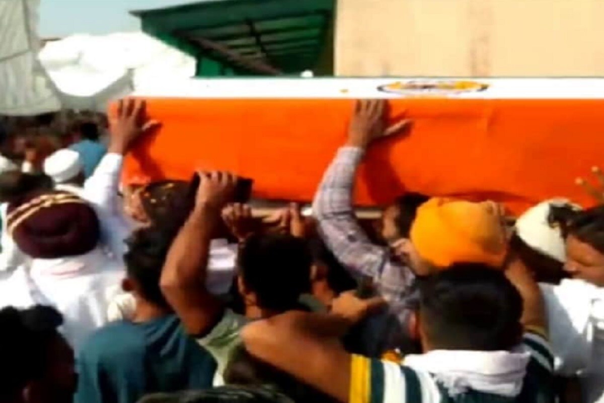 প্রতিবেশী গ্রামের হাজার হাজার মানুষের উপস্থিতিতে সম্মান জানানো হয়েছে ঘরের ছেলেকে ৷ জাতীয় পতাকা নিয়ে নিয়ে অধীর আগ্রহে লাডবা-শাহবাদ রোডে অগণিত মানুষের ঢল ৷ শহিদ সন্তানের দেহ গ্রামে প্রবেশ করতেই শোকের ছায়া নেমেছে তাঁর ভিটেয় ৷ (Photo: News18). প্রতিবেশী গ্রামের হাজার হাজার মানুষের উপস্থিতিতে সম্মান জানানো হয়েছে ঘরের ছেলেকে ৷ জাতীয় পতাকা নিয়ে নিয়ে অধীর আগ্রহে লাডবা-শাহবাদ রোডে অগণিত মানুষের ঢল ৷ শহিদ সন্তানের দেহ গ্রামে প্রবেশ করতেই শোকের ছায়া নেমেছে তাঁর ভিটেয় ৷ (Photo: News18).