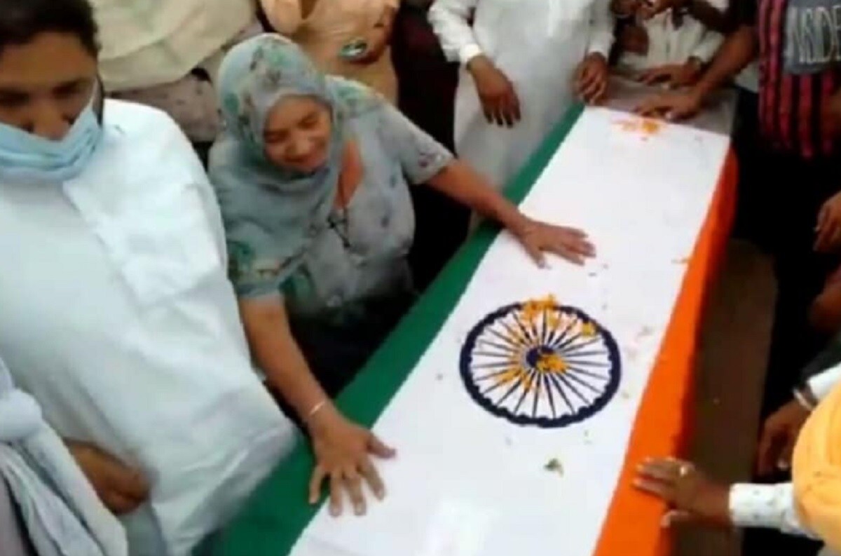 জগমিতের শোকার্ত মা কুলবিন্দ্র ও বাবা মকখন সিং ছেলের কীর্তিতে গর্বিত ৷ মন খারাপ হলেও দেশের জন্য প্রাণ বিসর্জন দিয়েছে এ অনেক গর্বের ৷ শেষকৃত্যতে পৌঁছেছেন কুরুক্ষেত্রের সাংসদ নায়ব সিং সেনি ৷ তিনি জানিয়েছেন জগমিতের জন্য গোটা গ্রাম আজ ধন্য ৷ এমন সন্তানের জন্য বারেবারে মাথা উঁচু হয় ৷ (Photo: News18). জগমিতের শোকার্ত মা কুলবিন্দ্র ও বাবা মকখন সিং ছেলের কীর্তিতে গর্বিত ৷ মন খারাপ হলেও দেশের জন্য প্রাণ বিসর্জন দিয়েছে এ অনেক গর্বের ৷ শেষকৃত্যতে পৌঁছেছেন কুরুক্ষেত্রের সাংসদ নায়ব সিং সেনি ৷ তিনি জানিয়েছেন জগমিতের জন্য গোটা গ্রাম আজ ধন্য ৷ এমন সন্তানের জন্য বারেবারে মাথা উঁচু হয় ৷ (Photo: News18).