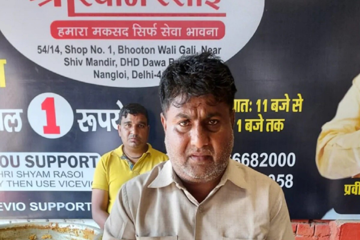 শ্রীশ্যাম রান্নাঘরের প্রবীণ গয়াল পঞ্জাব ও হরিয়ানার বাসিন্দা ৷ কিন্তু দীর্ঘদিন ধরে দিল্লিতে বসবাস করছেন প্রবীণ ৷ তিনি জানিয়েছেন সেবাই জীবনের পরম ধর্ম ৷ বিগত বছরে তাঁর এই মহান কর্মে যোগ দিয়েছেন তাঁর পরিবারের লোকেরা ৷ এই রান্নাবান্না চালানোর জন্য বহু মানুষ দান ধ্যান করে থাকেন ৷ আর্থিক ভাবে সাহায্য করলে নিজেরও ভাল হয় ৷ প্রবীণ জানিয়েছেন প্রথমে ১০ টাকার থালি ছিল ৷ করোনা আবহে মানুষের অবস্থা অত্যন্ত খারাপ তাই ১০ টাকা থেকে কমিয়ে ১ টাকা করা হয়েছে ৷ শ্রীশ্যাম রান্নাঘরের প্রবীণ গয়াল পঞ্জাব ও হরিয়ানার বাসিন্দা ৷ কিন্তু দীর্ঘদিন ধরে দিল্লিতে বসবাস করছেন প্রবীণ ৷ তিনি জানিয়েছেন সেবাই জীবনের পরম ধর্ম ৷ বিগত বছরে তাঁর এই মহান কর্মে যোগ দিয়েছেন তাঁর পরিবারের লোকেরা ৷ এই রান্নাবান্না চালানোর জন্য বহু মানুষ দান ধ্যান করে থাকেন ৷ আর্থিক ভাবে সাহায্য করলে নিজেরও ভাল হয় ৷ প্রবীণ জানিয়েছেন প্রথমে ১০ টাকার থালি ছিল ৷ করোনা আবহে মানুষের অবস্থা অত্যন্ত খারাপ তাই ১০ টাকা থেকে কমিয়ে ১ টাকা করা হয়েছে ৷