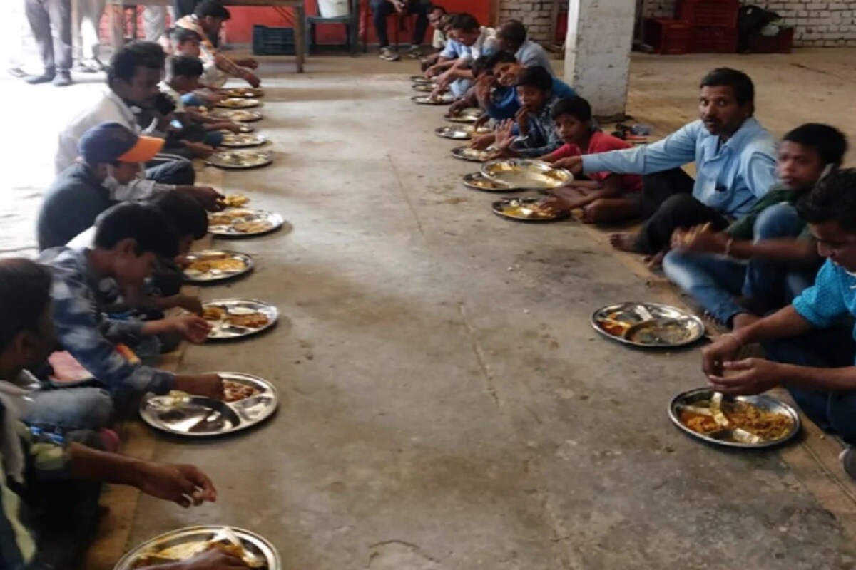 করোনার কারণেই দাম কমানোর সিদ্ধান্ত নিয়েছে কর্তৃপক্ষ ৷ ৬০ বছর বয়সী এক মহিলা জানিয়েছেন করোনার তাণ্ডবে তাঁর ছেলের চাকরি করোনার ফলে চলে গিয়েছে ৷ অনেকেই জানিয়েছেন এই রান্নাঘর নিয়ে অনেক শুনেছেন ৷ আজ এইখানে খাবার খেয়ে অত্যন্ত সুন্দর অনুভূতির সৃষ্টি হয়েছে ভালও লাগছে ৷ তাই সপ্তাহে ২-৩ দিন খেয়ে যান খাবার ৷ করোনার কারণেই দাম কমানোর সিদ্ধান্ত নিয়েছে কর্তৃপক্ষ ৷ ৬০ বছর বয়সী এক মহিলা জানিয়েছেন করোনার তাণ্ডবে তাঁর ছেলের চাকরি করোনার ফলে চলে গিয়েছে ৷ অনেকেই জানিয়েছেন এই রান্নাঘর নিয়ে অনেক শুনেছেন ৷ আজ এইখানে খাবার খেয়ে অত্যন্ত সুন্দর অনুভূতির সৃষ্টি হয়েছে ভালও লাগছে ৷ তাই সপ্তাহে ২-৩ দিন খেয়ে যান খাবার ৷