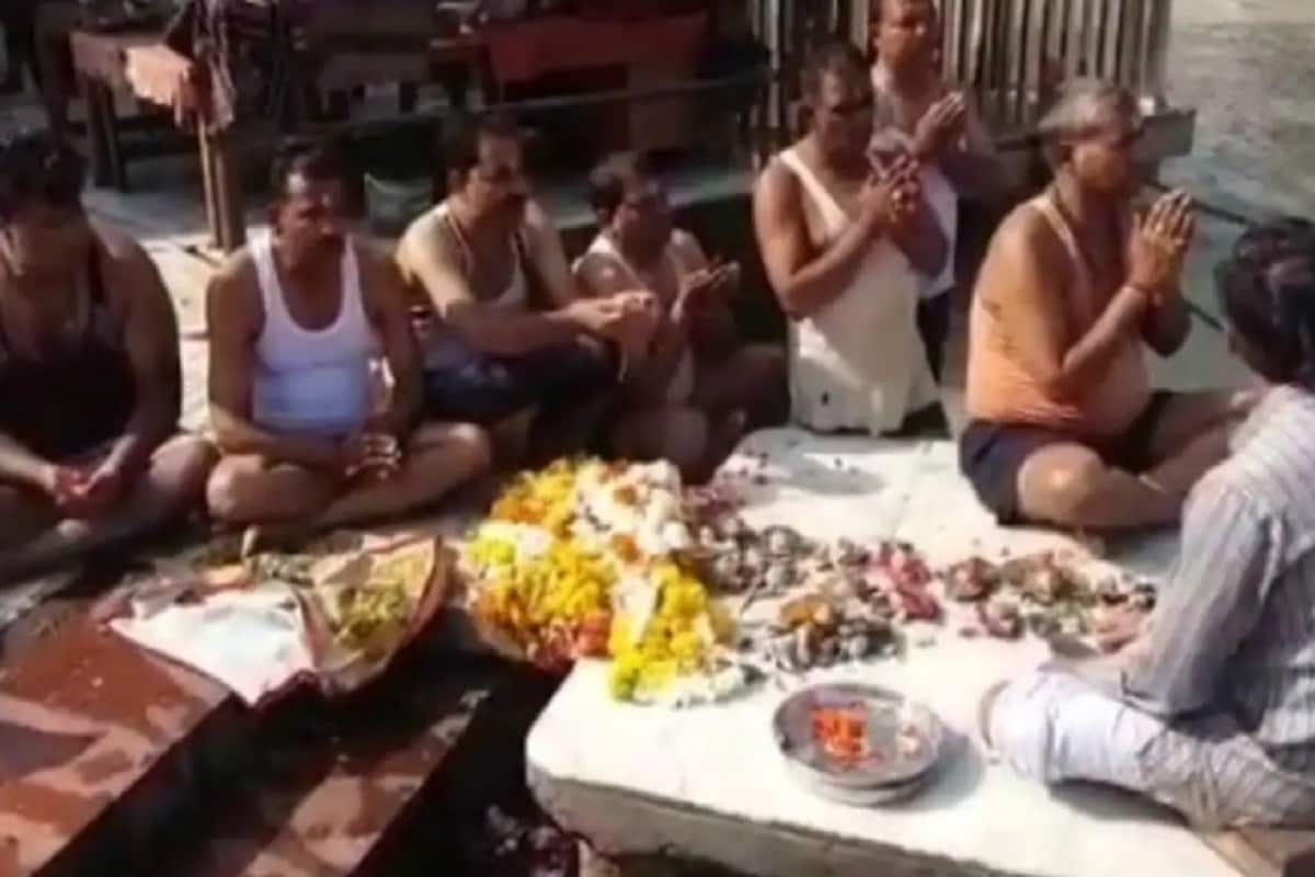 হিন্দুশাস্ত্র মতে মৃত ব্যক্তির মৃত্যুর পরে অস্থি বিসর্জন ও পিন্ডদান হরিদ্বারের গঙ্গায় করতে হয় ৷ এই নীতি মানলে জন্ম-মৃত্যুর চক্র থেকে মুক্তি পাওয়া যায় এমনই বিশ্বাস রয়েছে ৷ পরিচয়হীন মৃতদেহ শেষকৃত্য করে থাকেন ৷ সুনীল বনসল নামে এক ব্যক্তি এমনই কাজ করে চলেছেন বহু সময় ধরে ৷ হিন্দুশাস্ত্র মতে মৃত ব্যক্তির মৃত্যুর পরে অস্থি বিসর্জন ও পিন্ডদান হরিদ্বারের গঙ্গায় করতে হয় ৷ এই নীতি মানলে জন্ম-মৃত্যুর চক্র থেকে মুক্তি পাওয়া যায় এমনই বিশ্বাস রয়েছে ৷ পরিচয়হীন মৃতদেহ শেষকৃত্য করে থাকেন ৷ সুনীল বনসল নামে এক ব্যক্তি এমনই কাজ করে চলেছেন বহু সময় ধরে ৷