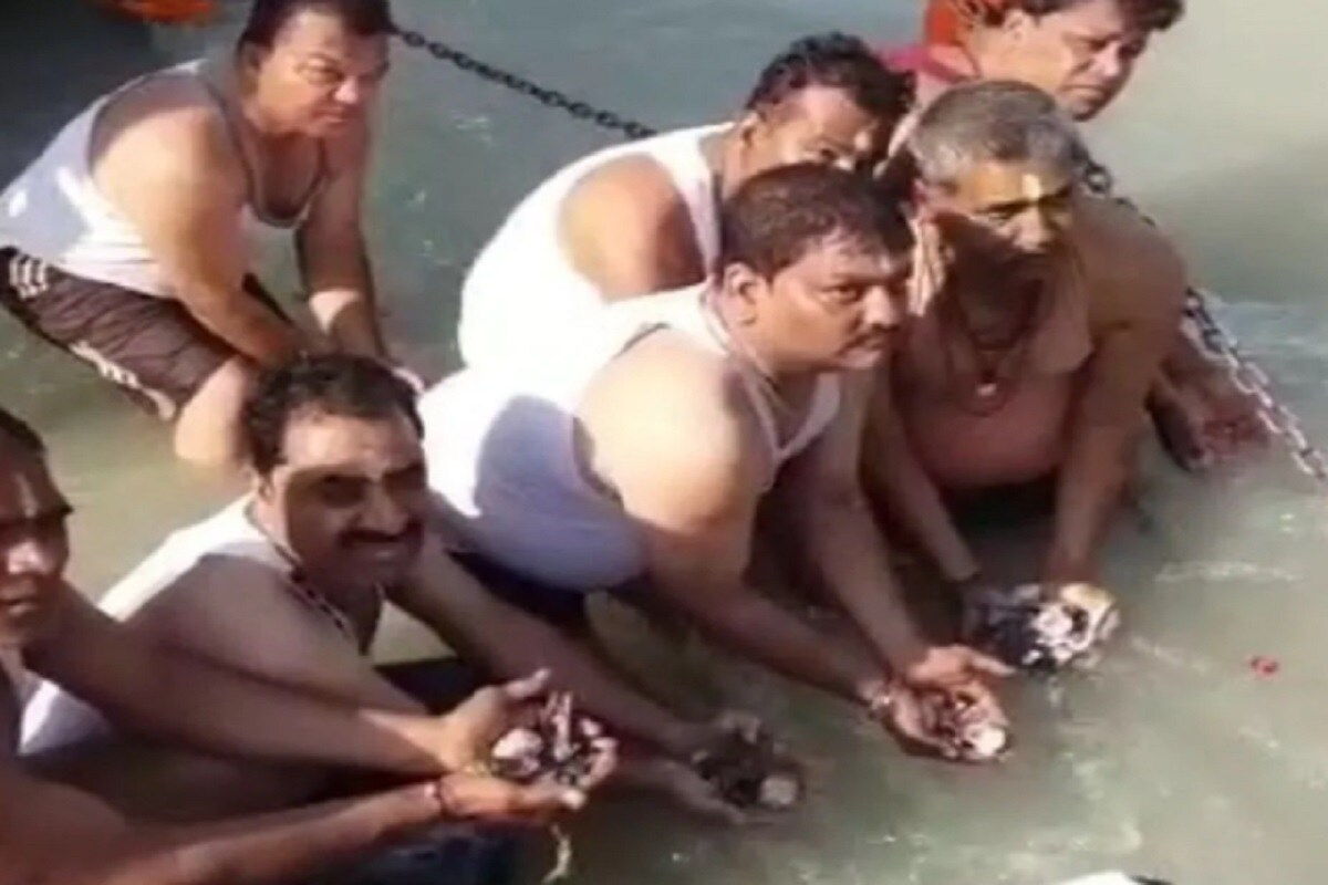 মান্দাসৌরের সমাজ সেবক সুনীল বনসল বিগত ২২ বছর ধরে শেষকৃত্য করে আসছেন এমন মানুষদের যাঁদের কোনও চেনা জানা বা আত্মীয় পরিজন নেই এমন মানুষের সৎকার করে থাকেন ৷ ২২ বছর ধরে ১২০০ জন পিন্ডদান করেছেন ৷ মান্দাসৌরের সমাজ সেবক সুনীল বনসল বিগত ২২ বছর ধরে শেষকৃত্য করে আসছেন এমন মানুষদের যাঁদের কোনও চেনা জানা বা আত্মীয় পরিজন নেই এমন মানুষের সৎকার করে থাকেন ৷ ২২ বছর ধরে ১২০০ জন পিন্ডদান করেছেন ৷