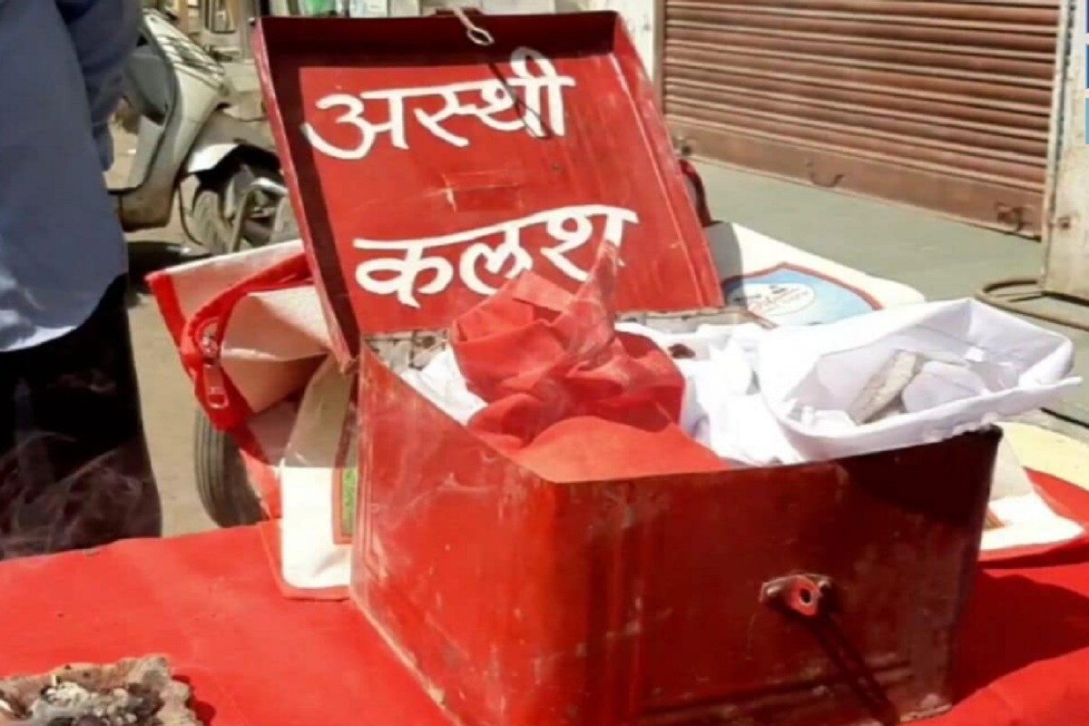 সুনীল বনসল শুধুই পিন্ডদান করেন এমন নয়, শেষকৃত্য সম্পন্ন করে অস্থি সঞ্চয় করে পূজার্চনা করে থাকেন ৷ পরে গঙ্গায় সেই অস্থি বিসর্জন করেন ৷ সুনীল বনসল শুধুই পিন্ডদান করেন এমন নয়, শেষকৃত্য সম্পন্ন করে অস্থি সঞ্চয় করে পূজার্চনা করে থাকেন ৷ পরে গঙ্গায় সেই অস্থি বিসর্জন করেন ৷