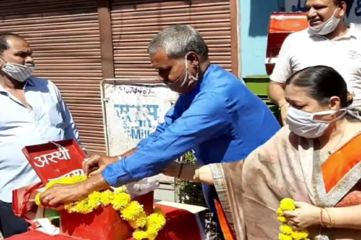 সুনীল বনসল ২২ বছর আগে সুনীল বনসল একাই করতেন, আজও করেন ৷ কিন্তু অস্থি নিয়ে যখন হরিদ্বারের পথে রওনা হন তাঁর সঙ্গে বেশ কয়েকজন থাকেন ৷ সুনীল বনসলের কাজে তাঁর পরিবার পূর্ণ সহযোগ করে, তবে এখনও বেশ কিছু বন্ধুবান্ধবও সহযোগিতা করেন ৷ সুনীল বনসল ২২ বছর আগে সুনীল বনসল একাই করতেন, আজও করেন ৷ কিন্তু অস্থি নিয়ে যখন হরিদ্বারের পথে রওনা হন তাঁর সঙ্গে বেশ কয়েকজন থাকেন ৷ সুনীল বনসলের কাজে তাঁর পরিবার পূর্ণ সহযোগ করে, তবে এখনও বেশ কিছু বন্ধুবান্ধবও সহযোগিতা করেন ৷