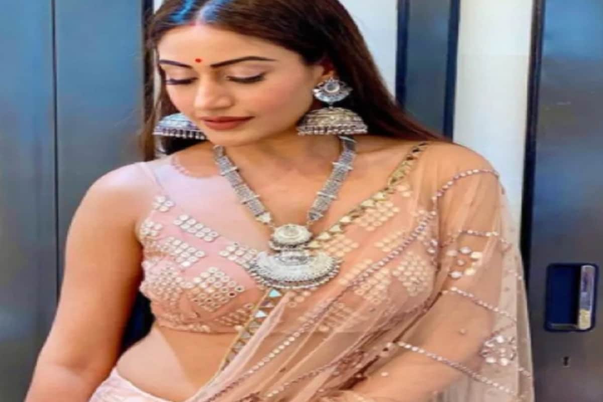 টেলিভিশনের নাগিন অর্থাৎ সুরভি চন্দনা ট্র্যাডিশন্যাল লুকে অত্যন্ত সুন্দর লাগে ৷ সুরভির এই ছবিগুলি সোশ্যাল মিডিয়ায় বহু মানুষের পছন্দ হয়েছে ৷ @officialsurbhic/Instagram টেলিভিশনের নাগিন অর্থাৎ সুরভি চন্দনা ট্র্যাডিশন্যাল লুকে অত্যন্ত সুন্দর লাগে ৷ সুরভির এই ছবিগুলি সোশ্যাল মিডিয়ায় বহু মানুষের পছন্দ হয়েছে ৷ @officialsurbhic/Instagram
