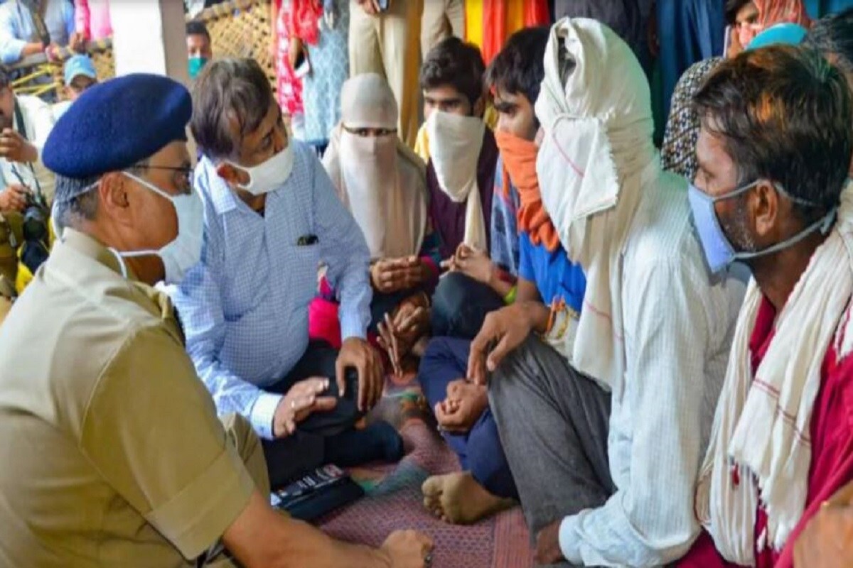 •সোমবার এই মামলার শুনানি রয়েছে হাইকোর্টে৷ অন্যদিকে যেখানে এই নির্যাতনের ঘটনা ঘটে, সেখানে পৌঁছবে ফরেনসিক বিশেষজ্ঞরা৷ সঙ্গে থাকবে সিবিআই আধিকারিকরাও৷ •সোমবার এই মামলার শুনানি রয়েছে হাইকোর্টে৷ অন্যদিকে যেখানে এই নির্যাতনের ঘটনা ঘটে, সেখানে পৌঁছবে ফরেনসিক বিশেষজ্ঞরা৷ সঙ্গে থাকবে সিবিআই আধিকারিকরাও৷