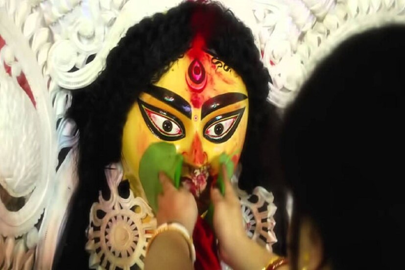 আজ বিজয়া দশমী, মন খারাপের পালা! মা চলে যাবেন, আবার বছর ভরের প্রতীক্ষা! শাস্ত্রমতে, দশমীতে মা দুর্গা অশুভ শক্তির বিনাশ করে শুভ শক্তি সঞ্চার করেন। বিশ্বাস করা হয়, এদিন কয়েকটা নিয়ম পালন করলে জীবন সুখ-সমৃদ্ধিতে ভরে ওঠে, অভাব-অনটন দূর হয়, সৌভাগ্যের দেখা মেলে