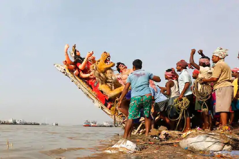 প্রতিমা বিসর্জনের পর কাঠামো তুলে পাঠিয়ে দেওয়া হবে ধাপায়। কলকাতা পুলিশের ডিসি সৈয়দ ওয়াকার জানিয়েছেন, বিসর্জনের সময়ে প্রতিটি ঘাটে থাকবে ডিজাস্টার ম্যানেজমেন্ট টিমের সদস্যরা। জলপথে, স্থলপথে, এমন কি, সিসিটিভির মাধ্যমে চলবে নজরদারি। শুধু তাই নয়, বাজে কদমতলা, নিমতলা ঘাটে জায়ান্ট স্ক্রিনেও দেখা যাবে প্রতিমা নিরঞ্জন। উল্লেখ্য, প্রতিবছর রেড রোড থেকে শোভাযাত্রা করে বাছাই করে কয়েকটি বারোয়ারি পুজোর প্রতিমা ভাসানের জন্য নিয়ে যাওয়া হয় গঙ্গার ঘাটে। কিন্তু করোনার জন্য পুজো কার্নিভাল বাতিল করে দিয়েছেন মুখ্যমন্ত্রী। ফলে ভাসানের আগে ঠাকুর দেখা বা ভাসান দেখার কোনও সুযোগ নেই সাধারণ দর্শনার্থীদের।