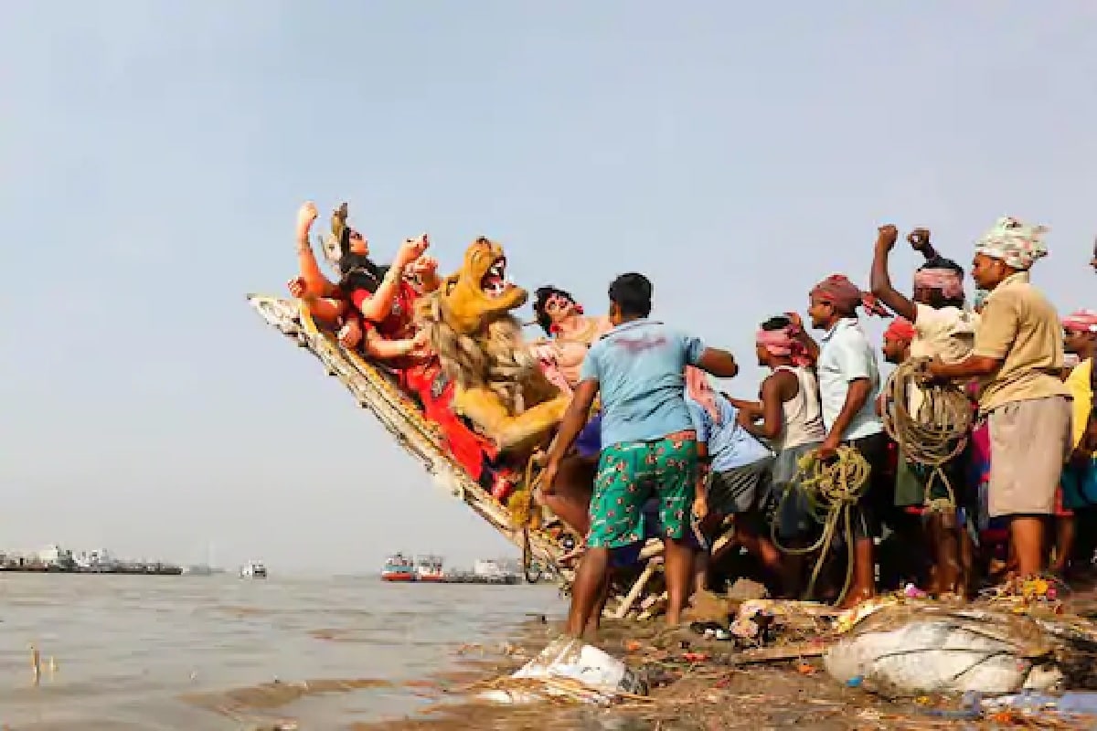 বিজয়া দশমীতে রাজকীয় ভঙ্গিতে ভাসান দেখার সুযোগ মিলছে লাক্সারি ভেসেলে চেপে। অনলাইনে ইতিমধ্যেই বুকিং হয়ে গিয়েছে। করোনা ছোঁয়াচ বাঁচিয়ে ভাসান দেখতে আগ্রহী অনেকেই৷ মানুষের এই আগ্রহ দেখেই তাই লাক্সারি ভেসেল চেপে প্রতিমা নিরঞ্জন দেখার ব্যবস্থা করা হল সরকারি উদ্যোগে। Info-Abir Ghosal, Photo-File(Reuters) বিজয়া দশমীতে রাজকীয় ভঙ্গিতে ভাসান দেখার সুযোগ মিলছে লাক্সারি ভেসেলে চেপে। অনলাইনে ইতিমধ্যেই বুকিং হয়ে গিয়েছে। করোনা ছোঁয়াচ বাঁচিয়ে ভাসান দেখতে আগ্রহী অনেকেই৷ মানুষের এই আগ্রহ দেখেই তাই লাক্সারি ভেসেল চেপে প্রতিমা নিরঞ্জন দেখার ব্যবস্থা করা হল সরকারি উদ্যোগে। Info-Abir Ghosal, Photo-File(Reuters)