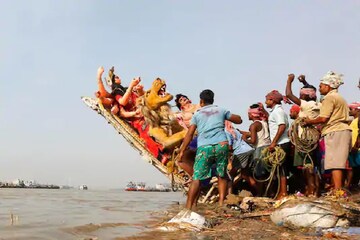 'বাতাসি'তে ভেসে ভেসে দেখুন কলকাতার গঙ্গায় প্রতিমা নিরঞ্জন, কোথায় মিলবে টিকিট? 