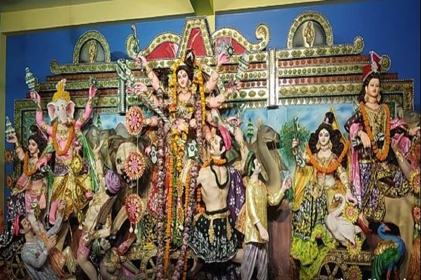 এ বছর কলকাতা সহ গোটা পশ্চিমবঙ্গেই দুর্গা পুজো মণ্ডপগুলি ফাঁকাই থেকেছে, রাস্তাতেও অনেক কম মানুষ পুজো উদযাপনে বেরিয়েছেন৷ এ প্রসঙ্গে প্রধানমন্ত্রী বলেন, 'আগে দুর্গা পুজোর সময় মায়ের দর্শন করতে পুজো প্যান্ডালগুলিতে মেলার মতো ভিড় লেগে থাকত৷ কিন্তু এ বছর তা হয়নি৷ আগে দশেরাতেও বড় বড় মেলা হত, রামলীলার রীতি পালনও বড় আকর্ষণ ছিল, গুজরাতের নবরাত্রির আয়োজনে গরবার সুর চতুর্দিকে ছড়িয়ে পড়ত৷ এবার সবকিছুতেই বিধিনিষেধ রয়েছে৷'
