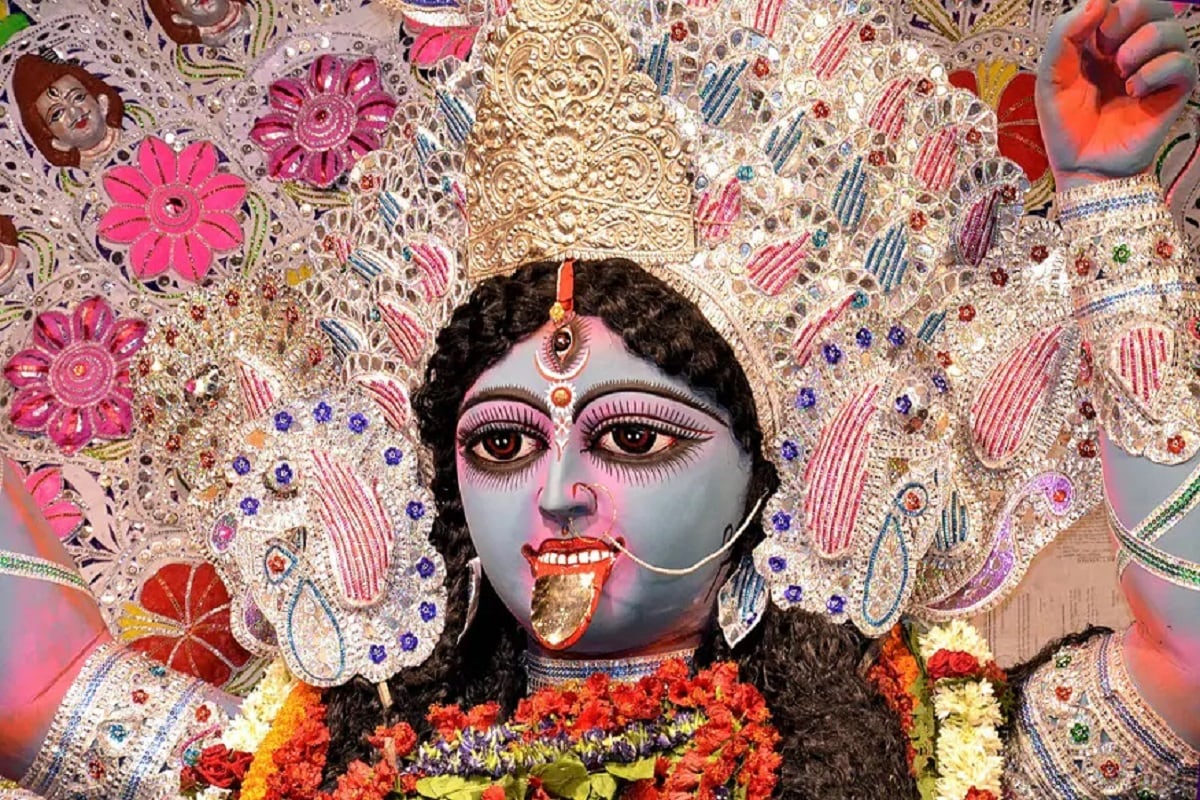 এর মধ্যে মদ কি সুরাই? এই নিয়ে মতের ভেদ রয়েছে। অনুকল্প তত্ত্বে মদ বলতে কাঁসার থালায় নারকেলের জল বা তামার পাত্রে দুধের কথা বলা বয়। দিব্যতন্ত্র বলে মদ নাকি ব্রহ্মরন্দ্রে সহস্রপদ্মস্থ চন্দ্রকলা থেকে নির্গত অমৃতধারা। এর মধ্যে মদ কি সুরাই? এই নিয়ে মতের ভেদ রয়েছে। অনুকল্প তত্ত্বে মদ বলতে কাঁসার থালায় নারকেলের জল বা তামার পাত্রে দুধের কথা বলা বয়। দিব্যতন্ত্র বলে মদ নাকি ব্রহ্মরন্দ্রে সহস্রপদ্মস্থ চন্দ্রকলা থেকে নির্গত অমৃতধারা।