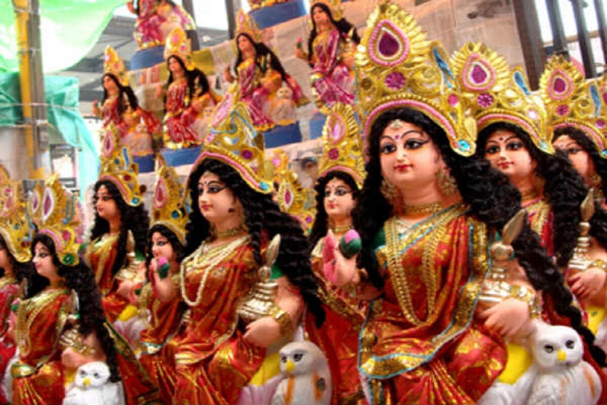 আর এই দিন বিশেষভাবে পুজো করলে নাকি মা লক্ষ্মী সংসারে বাঁধা পড়েন ৷ তবে এ দিনটিতে কয়েকটি কাজ করলে নাকি মা লক্ষ্মীর রোষ দৃষ্টিও পড়তে পারে ৷ আর তার জেরে অর্থাভাব দেখা দিতে পারে ৷ সেই কারণে সাবধান হয়ে যান ৷ জেনে নিন সে গুলি সম্পর্কে- আর এই দিন বিশেষভাবে পুজো করলে নাকি মা লক্ষ্মী সংসারে বাঁধা পড়েন ৷ তবে এ দিনটিতে কয়েকটি কাজ করলে নাকি মা লক্ষ্মীর রোষ দৃষ্টিও পড়তে পারে ৷ আর তার জেরে অর্থাভাব দেখা দিতে পারে ৷ সেই কারণে সাবধান হয়ে যান ৷ জেনে নিন সে গুলি সম্পর্কে-