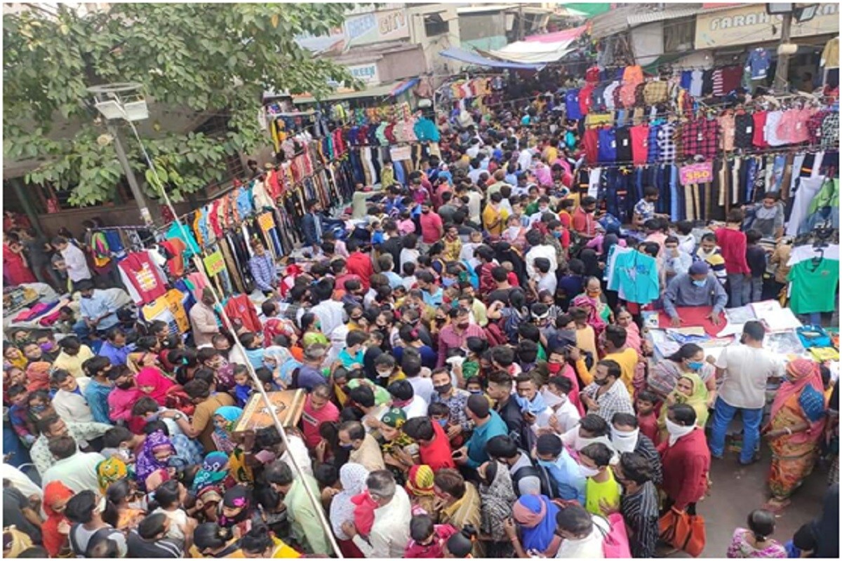 • সামনেই আলোর উৎসব দিপাবলী । প্রায় গোটা ভারতেই এই উৎসব পালিত হয় । আর সেই দিওয়ালির অনুষ্ঠানেই মেতে উঠেছে আসমুদ্র হিমাচল । সর্বত্র ভিড় উপচে পড়ছে । কোথায় সামাজিক দূরত্ববিধি, কোথায় মাস্ক, কোথায় কী...সব ভুলে মানুষ এখন উৎসবের জোয়ারে গা ভাসিয়েছে । নিজস্ব চিত্র । • সামনেই আলোর উৎসব দিপাবলী । প্রায় গোটা ভারতেই এই উৎসব পালিত হয় । আর সেই দিওয়ালির অনুষ্ঠানেই মেতে উঠেছে আসমুদ্র হিমাচল । সর্বত্র ভিড় উপচে পড়ছে । কোথায় সামাজিক দূরত্ববিধি, কোথায় মাস্ক, কোথায় কী...সব ভুলে মানুষ এখন উৎসবের জোয়ারে গা ভাসিয়েছে । নিজস্ব চিত্র ।
