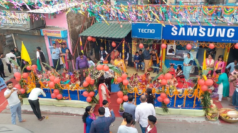 পূণ্যার্থীদের দাবি, এবার পুজো। উৎসব হবে আগামীবার। তাই ঝুঁকি না নিয়েই কেউ বাড়ির ছাদে, কেউ বা পাড়ার রাস্তায়, আবার কোথাও রেলের জমিতে পুজোর আয়োজন করা হয়েছে। দুর্গা পুজোর অষ্টমী, নবমী এবং দশমীর রাতের ছবির পথে হাঁটেনি শহর। 