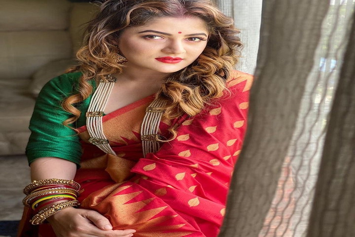 অভিযোগপত্রে শ্রাবন্তী লিখেছিলেন, ‘আমার নাম শ্রাবন্তী চট্টোপাধ্যায় ৷ অভিনয়ের জগতের সঙ্গে প্রায় ২৪ বছর ধরে আমি যুক্ত ৷ এই ২৪ বছরে বাংলাদেশের বহু ছবিতে অভিনয় করেছি আমি ৷ বাংলাদেশের সংস্কৃতি, সেখানকার মানুষদের ভালোবাসা, আতিথেয়তার কথা গোটা বিশ্বের কাছে তুলে ধরেছি ৷ তবে দুঃখের বিষয় হল, সেই দেশেরই এক মানুষ গত কয়েকমাস ধরে আমার ফোনে অশ্লীল মেসেজ পাঠাচ্ছেন ৷ এই গোটা ঘটনার বিরোধিতা করি ৷ আর সেই কারণেই অভিযোগপত্র জমা দিতে বাধ্য হলাম ৷ আশা করি, এই বিষয়ে উপযুক্ত ও কড়া পদক্ষেপ নেওয়া হবে ...’Photo Courtesy- Srabanti Chatterjee/ Facebook Account অভিযোগপত্রে শ্রাবন্তী লিখেছিলেন, ‘আমার নাম শ্রাবন্তী চট্টোপাধ্যায় ৷ অভিনয়ের জগতের সঙ্গে প্রায় ২৪ বছর ধরে আমি যুক্ত ৷ এই ২৪ বছরে বাংলাদেশের বহু ছবিতে অভিনয় করেছি আমি ৷ বাংলাদেশের সংস্কৃতি, সেখানকার মানুষদের ভালোবাসা, আতিথেয়তার কথা গোটা বিশ্বের কাছে তুলে ধরেছি ৷ তবে দুঃখের বিষয় হল, সেই দেশেরই এক মানুষ গত কয়েকমাস ধরে আমার ফোনে অশ্লীল মেসেজ পাঠাচ্ছেন ৷ এই গোটা ঘটনার বিরোধিতা করি ৷ আর সেই কারণেই অভিযোগপত্র জমা দিতে বাধ্য হলাম ৷ আশা করি, এই বিষয়ে উপযুক্ত ও কড়া পদক্ষেপ নেওয়া হবে ...’Photo Courtesy- Srabanti Chatterjee/ Facebook Account