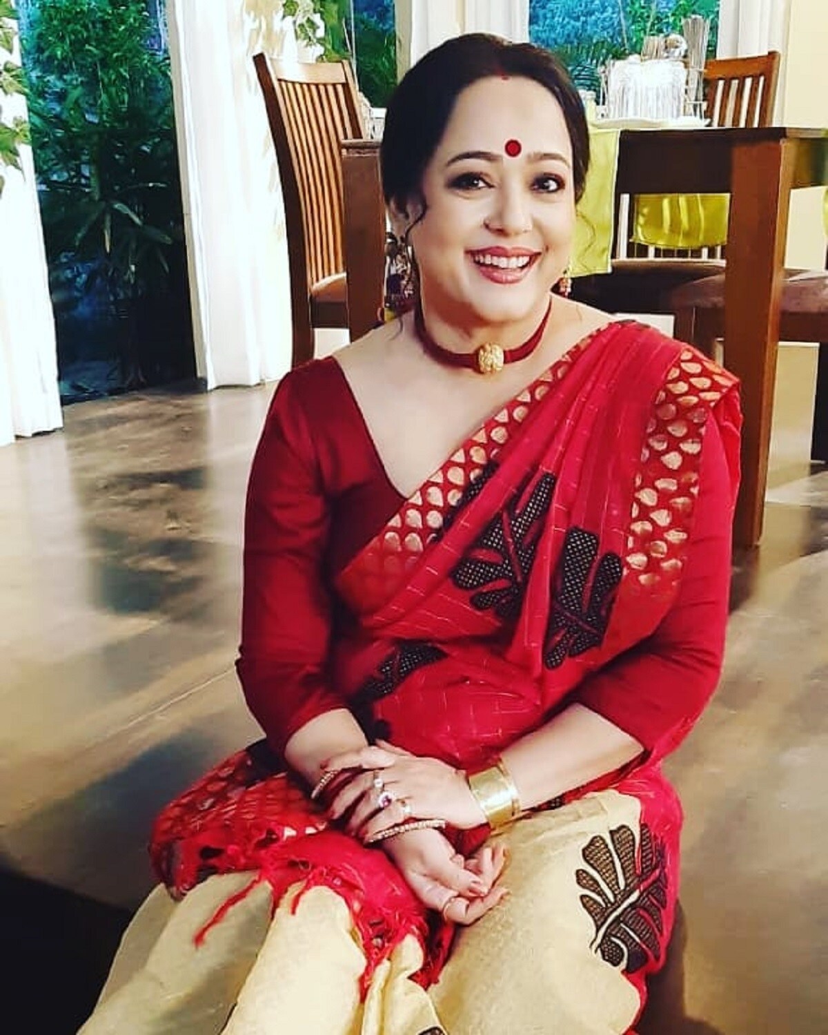 •পুজোর মধ্যেই করোনা আক্রান্ত হন অপরাজিতা আঢ্য, আক্রান্ত হন পরিবারের সদস্যরাও৷২২ অক্টোবর অপরাজিতার কোভিড রিপোর্ট পজিটিভ আসার পর থেকেই গৃহবন্দি ছিলেন তিনি। সময়টা ভাল যাচ্ছিল না একেবারেই । •পুজোর মধ্যেই করোনা আক্রান্ত হন অপরাজিতা আঢ্য, আক্রান্ত হন পরিবারের সদস্যরাও৷২২ অক্টোবর অপরাজিতার কোভিড রিপোর্ট পজিটিভ আসার পর থেকেই গৃহবন্দি ছিলেন তিনি। সময়টা ভাল যাচ্ছিল না একেবারেই ।