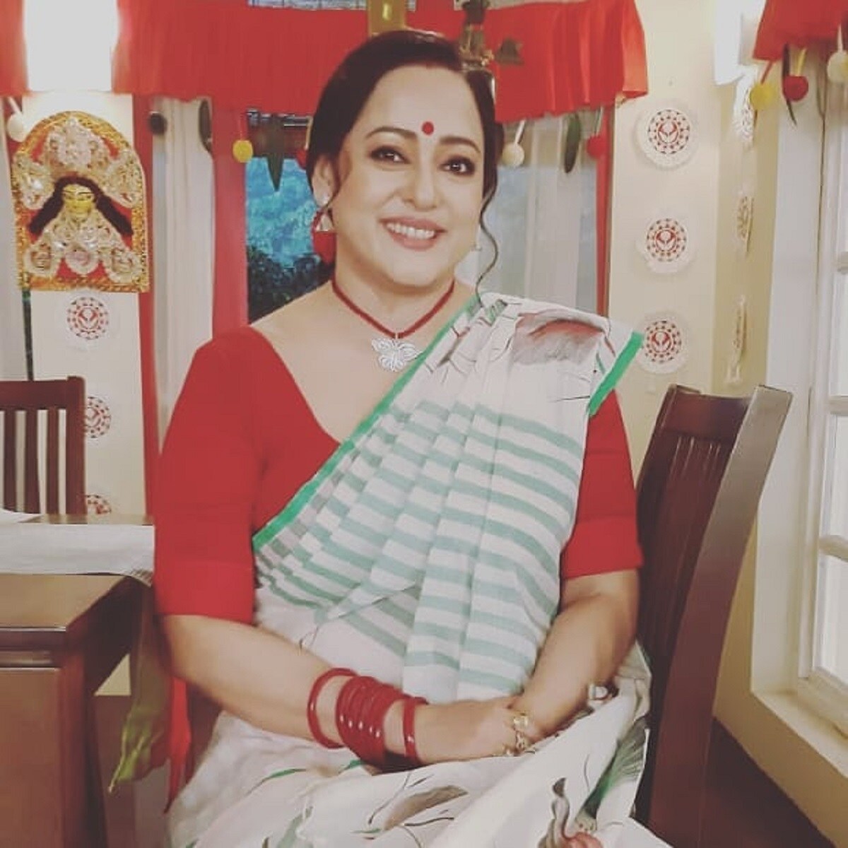 •এর আগে বহু তারকাদের আক্রান্ত হওয়ার খবরও এসেছে। ষষ্ঠীর দিন বড় পর্দা, ছোট পর্দার জনপ্রিয় অভিনেত্রী ও সঞ্চালিকা অপরাজিতা আঢ্য করোনা আক্রান্ত হওয়ার পর থেকেই সকলের মন খারাপ হয়। •এর আগে বহু তারকাদের আক্রান্ত হওয়ার খবরও এসেছে। ষষ্ঠীর দিন বড় পর্দা, ছোট পর্দার জনপ্রিয় অভিনেত্রী ও সঞ্চালিকা অপরাজিতা আঢ্য করোনা আক্রান্ত হওয়ার পর থেকেই সকলের মন খারাপ হয়।