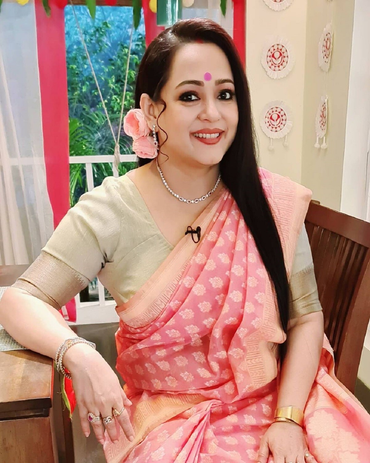 •তবে প্রতি বছরের মতো ঘটা করে করতে না পারলেও লক্ষ্মী পুজোর নিয়ম করে করেছেন তিনি৷ করোনা আক্রান্ত হওয়া সত্ত্বেও মা লক্ষ্মীকে সাজান নিজের হাতে৷ তবে আপাতত করোনা মুক্ত অপরাজিতা আঢ্য৷ •তবে প্রতি বছরের মতো ঘটা করে করতে না পারলেও লক্ষ্মী পুজোর নিয়ম করে করেছেন তিনি৷ করোনা আক্রান্ত হওয়া সত্ত্বেও মা লক্ষ্মীকে সাজান নিজের হাতে৷ তবে আপাতত করোনা মুক্ত অপরাজিতা আঢ্য৷