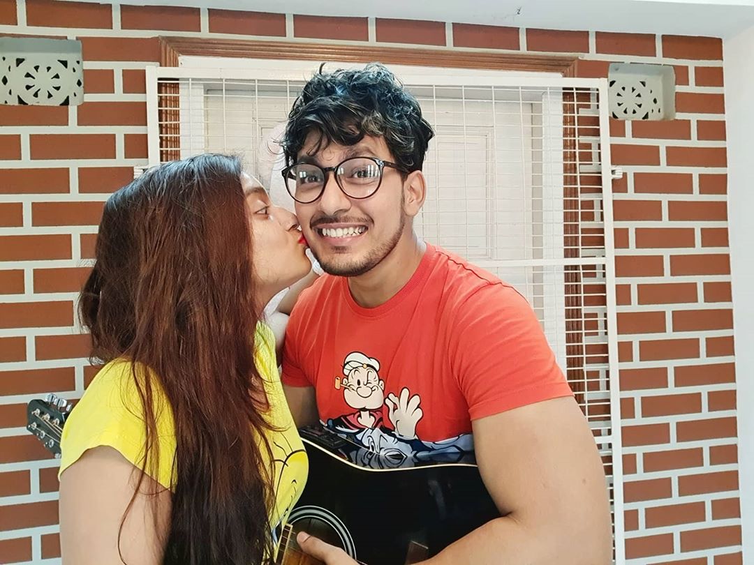 • গত কয়েকদিন ধরেই সোশ্যাল মিডিয়ায় মধুবনী এমন কিছু পোস্ট দিচ্ছিলেন, যা দেখে ভক্তরা আন্দাজ করছিলেন যে, খুব শীঘ্রই দুই থেকে তিন হতে চলেছেন রাজা আর মধুবনী । অবশেষে নিজেই হাটে হাঁড়ি ভাঙলেন । • গত কয়েকদিন ধরেই সোশ্যাল মিডিয়ায় মধুবনী এমন কিছু পোস্ট দিচ্ছিলেন, যা দেখে ভক্তরা আন্দাজ করছিলেন যে, খুব শীঘ্রই দুই থেকে তিন হতে চলেছেন রাজা আর মধুবনী । অবশেষে নিজেই হাটে হাঁড়ি ভাঙলেন ।