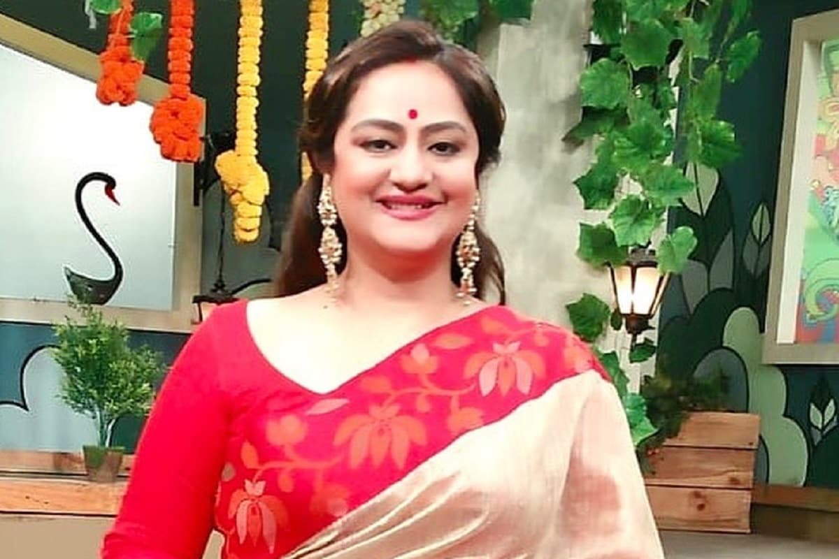 •রান্নাঘর খ্যাত সুদীপা বিধোঁলেন নাক৷ আর সেই ছবি নিজেই শেয়ার করলেন সোশ্যাল মিডিয়ায়৷ আদ্যপান্ত বাঙালি ঘরণী ছাপ রয়েছে তাঁর মুখে, যাকে এককথায় লক্ষ্মীশ্রীও বলে৷৷ সেই চট্টোপাধ্যায় বাড়ির ঘরণীর মন যেন একটু চঞ্চল হল! যার ফল নাকে এই ছোট্ট ছিদ্র, মানে নোজ পিয়ারসিং! •রান্নাঘর খ্যাত সুদীপা বিধোঁলেন নাক৷ আর সেই ছবি নিজেই শেয়ার করলেন সোশ্যাল মিডিয়ায়৷ আদ্যপান্ত বাঙালি ঘরণী ছাপ রয়েছে তাঁর মুখে, যাকে এককথায় লক্ষ্মীশ্রীও বলে৷৷ সেই চট্টোপাধ্যায় বাড়ির ঘরণীর মন যেন একটু চঞ্চল হল! যার ফল নাকে এই ছোট্ট ছিদ্র, মানে নোজ পিয়ারসিং!