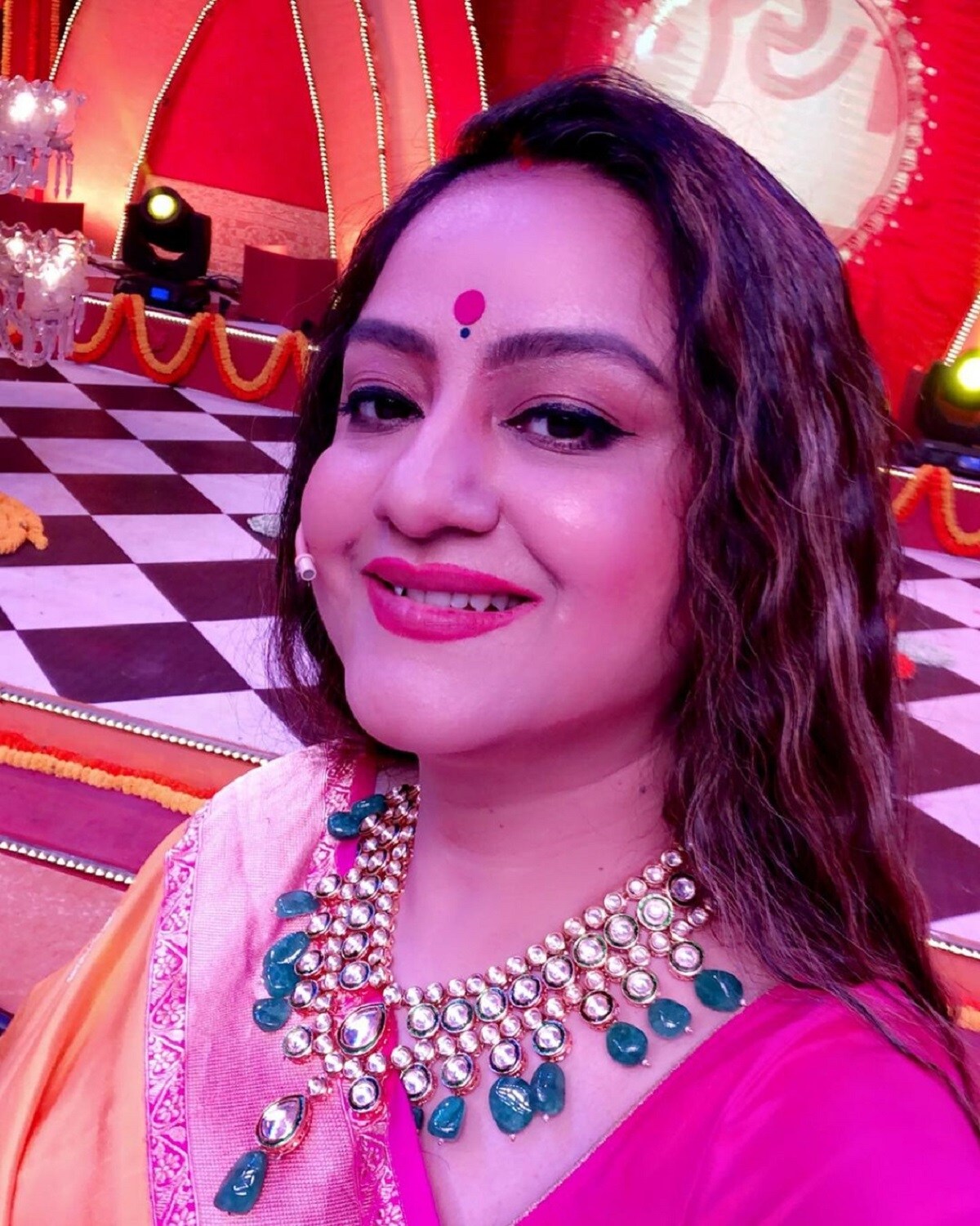 •নিয়মিত সোশ্যাল মিডিয়ায় ছবি পোস্ট করেন বিশিষ্ট অ্যাঙ্কার৷ সেখানে যেমন থাকে তাঁর পরিবার, সন্তানের ছবি, তেমনই থাকে তাঁর কর্মক্ষেত্রের ছবি৷ •নিয়মিত সোশ্যাল মিডিয়ায় ছবি পোস্ট করেন বিশিষ্ট অ্যাঙ্কার৷ সেখানে যেমন থাকে তাঁর পরিবার, সন্তানের ছবি, তেমনই থাকে তাঁর কর্মক্ষেত্রের ছবি৷