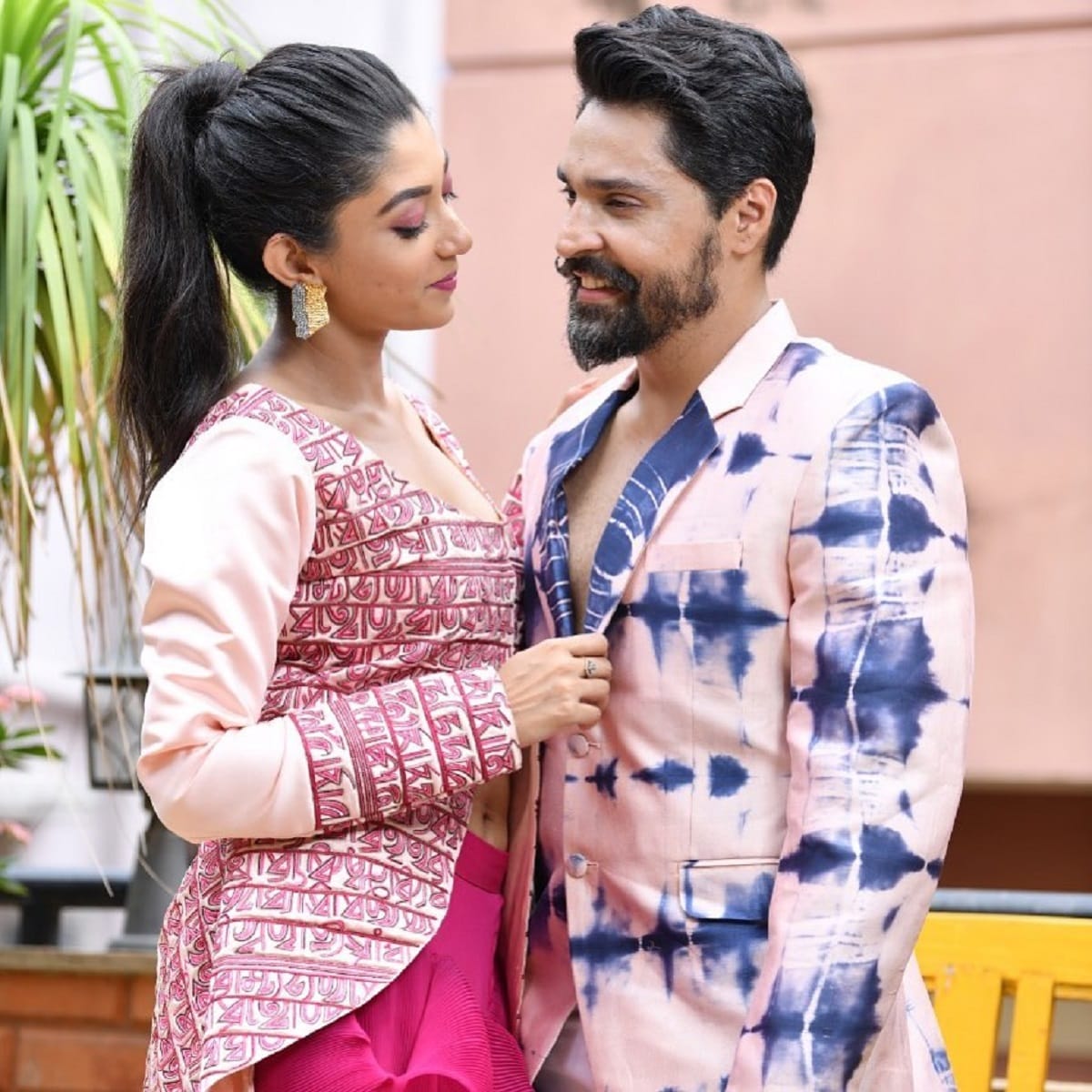 ডিসেম্বরের ৯ তারিখ বিয়ের পর্ব সারছেন গৌরব-দেবলীনা। যদিও প্রথমে তাঁরা ২৫ ডিসেম্বর ঘটা করে বিয়ে করার কথা ভেবেছিলেন কিন্তু করোনা বদলে দিয়েছে সব কিছু। ৯ তারিখ কাছের কিছু মানুষের উপস্থিতিতেই সাত পাকে বাঁধা পড়বেন গৌরব ও দেবলীনা । photo source Instagram ডিসেম্বরের ৯ তারিখ বিয়ের পর্ব সারছেন গৌরব-দেবলীনা। যদিও প্রথমে তাঁরা ২৫ ডিসেম্বর ঘটা করে বিয়ে করার কথা ভেবেছিলেন কিন্তু করোনা বদলে দিয়েছে সব কিছু। ৯ তারিখ কাছের কিছু মানুষের উপস্থিতিতেই সাত পাকে বাঁধা পড়বেন গৌরব ও দেবলীনা । photo source Instagram