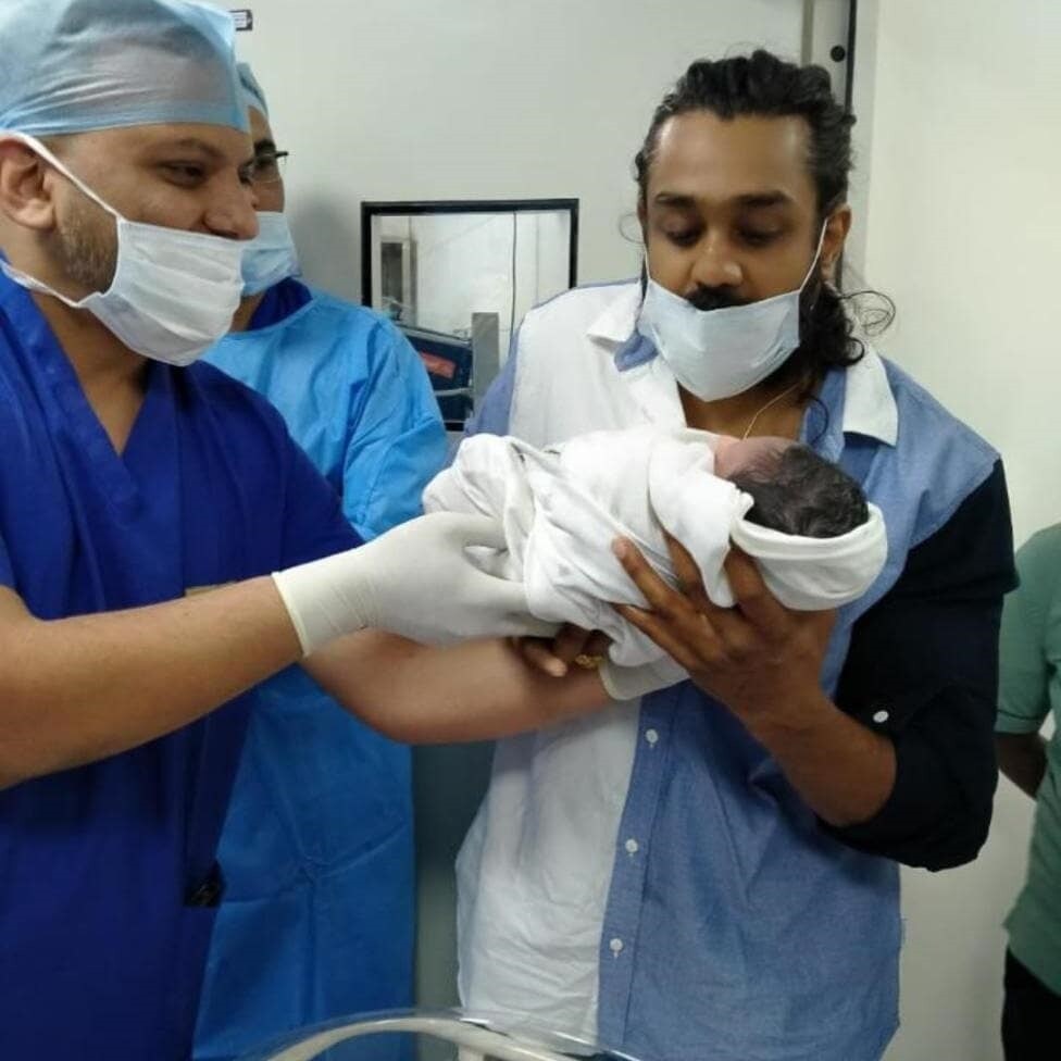 • জন্মের পরপরই চিরঞ্জীবী এবং মেঘনার সন্তানের ছবি সোশ্যাল মিডিয়ায় ছড়িয়ে পড়ে। প্রয়াত অভিনেতার ভাই ধ্রুব সারজার কোলে সদ্যোজাতের ছবি এখন তুমুল ভাইরাল। ছবি: সংগৃহীত। • জন্মের পরপরই চিরঞ্জীবী এবং মেঘনার সন্তানের ছবি সোশ্যাল মিডিয়ায় ছড়িয়ে পড়ে। প্রয়াত অভিনেতার ভাই ধ্রুব সারজার কোলে সদ্যোজাতের ছবি এখন তুমুল ভাইরাল। ছবি: সংগৃহীত।